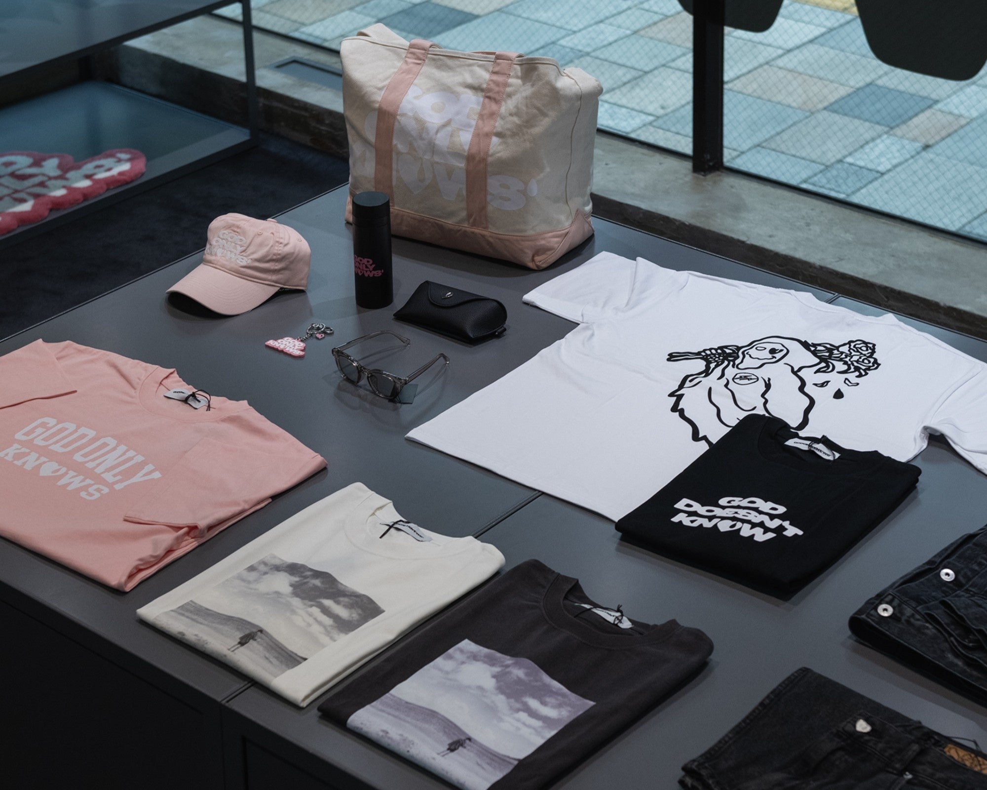 GOD ONLY KNOWS」が初のPOP-UPをコンセプトストアV.A.にて開催 | 株式