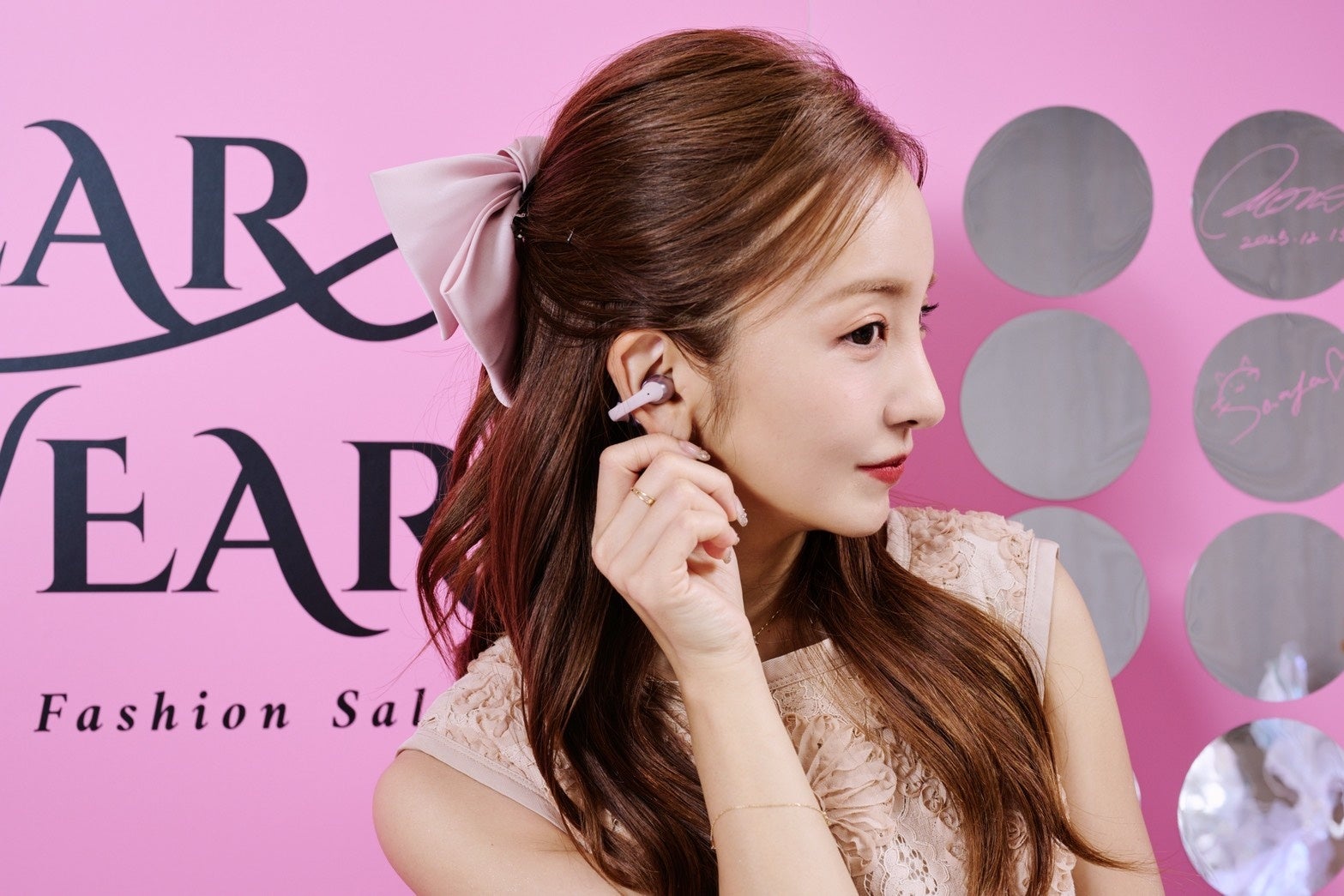 板野友美さんが登壇！「音漏れが少なく、イヤカフ型なので耳が痛く