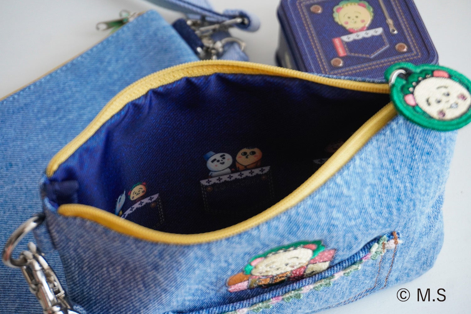 デニム素材風デザインのミニ缶がコジコジだらけに！待望の『コジコジ缶