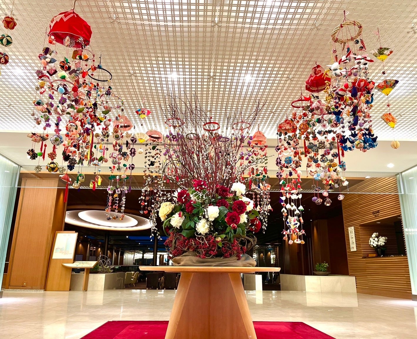 地元の女性部が作る、鮮やかなつるし雛がお出迎え ひなまつりメニュー