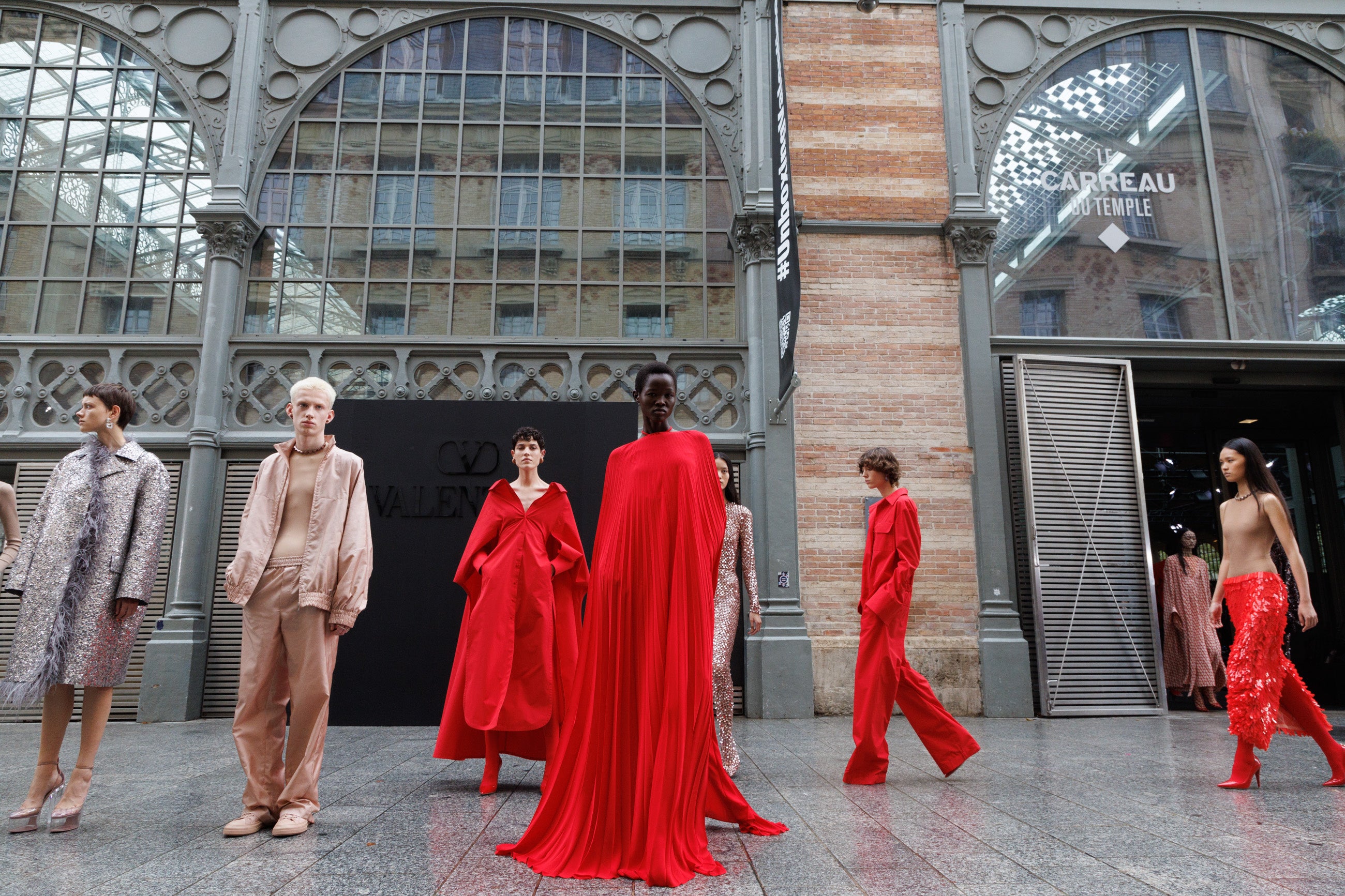 ヴァレンティノ、2023年春夏コレクション「アンボクシング