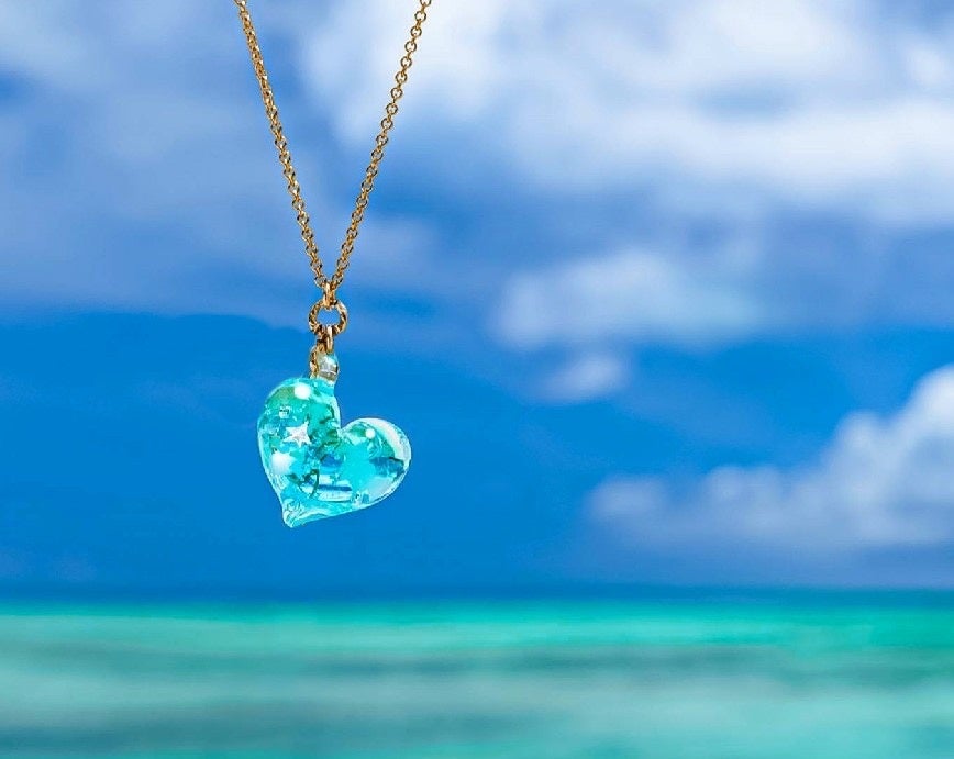 石垣島の海を感じるガラスアクセサリーの個展を恵比寿で開催