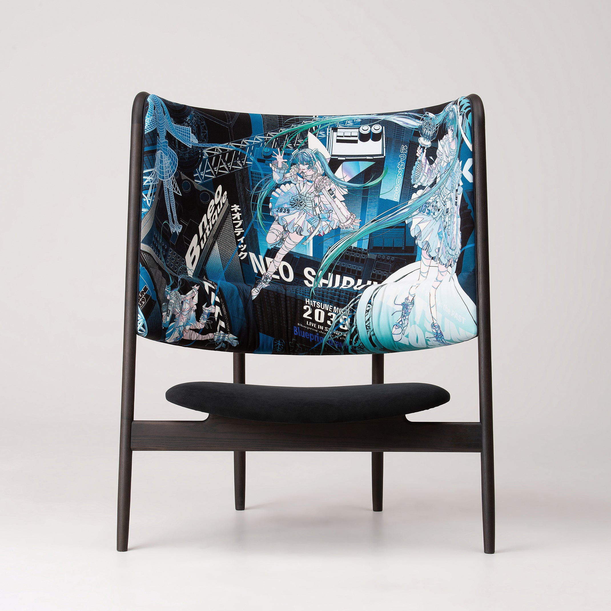 北海道発、初音ミクを背に表現した“座るアート”ART OF MIKU