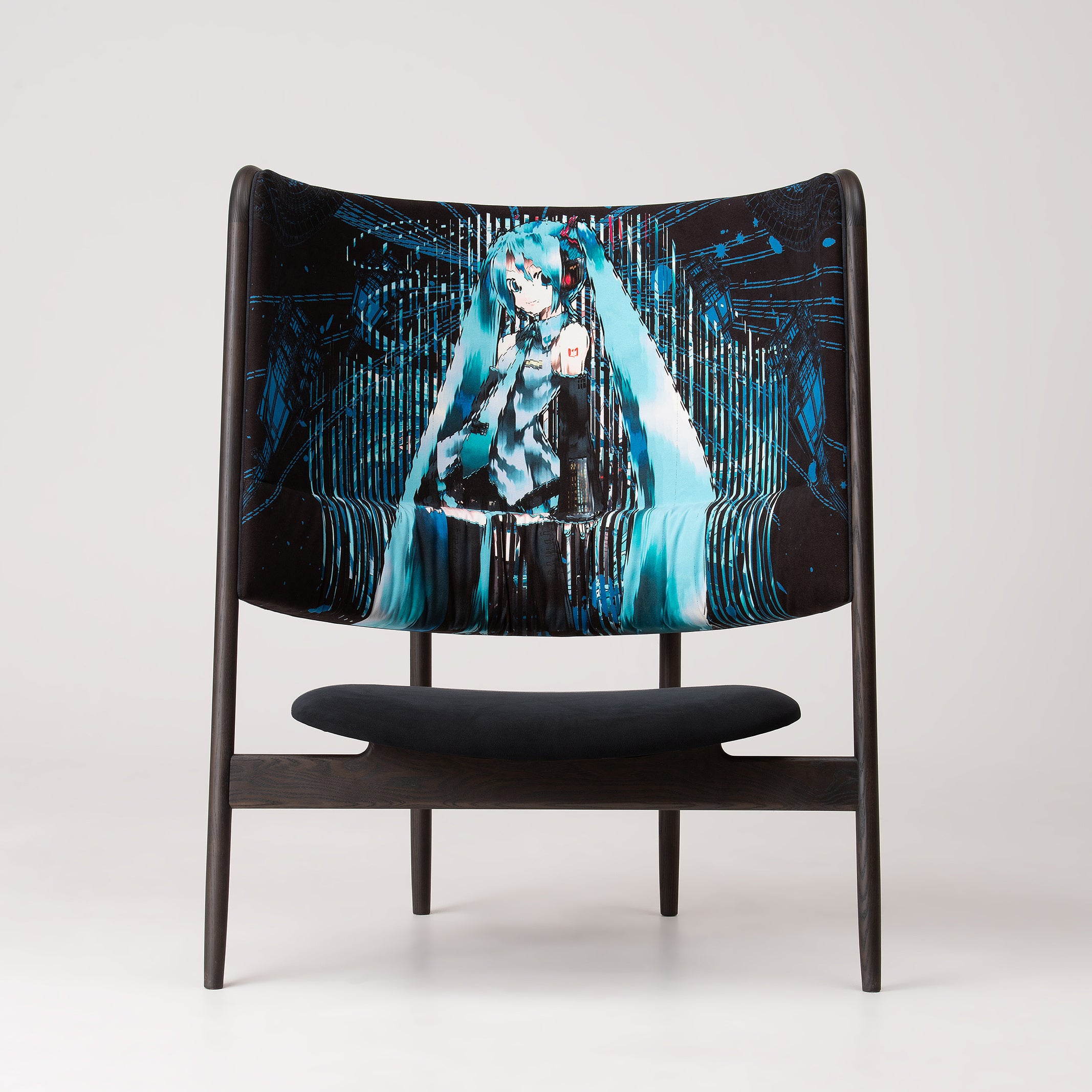 北海道発、初音ミクを背に表現した“座るアート”ART OF MIKU