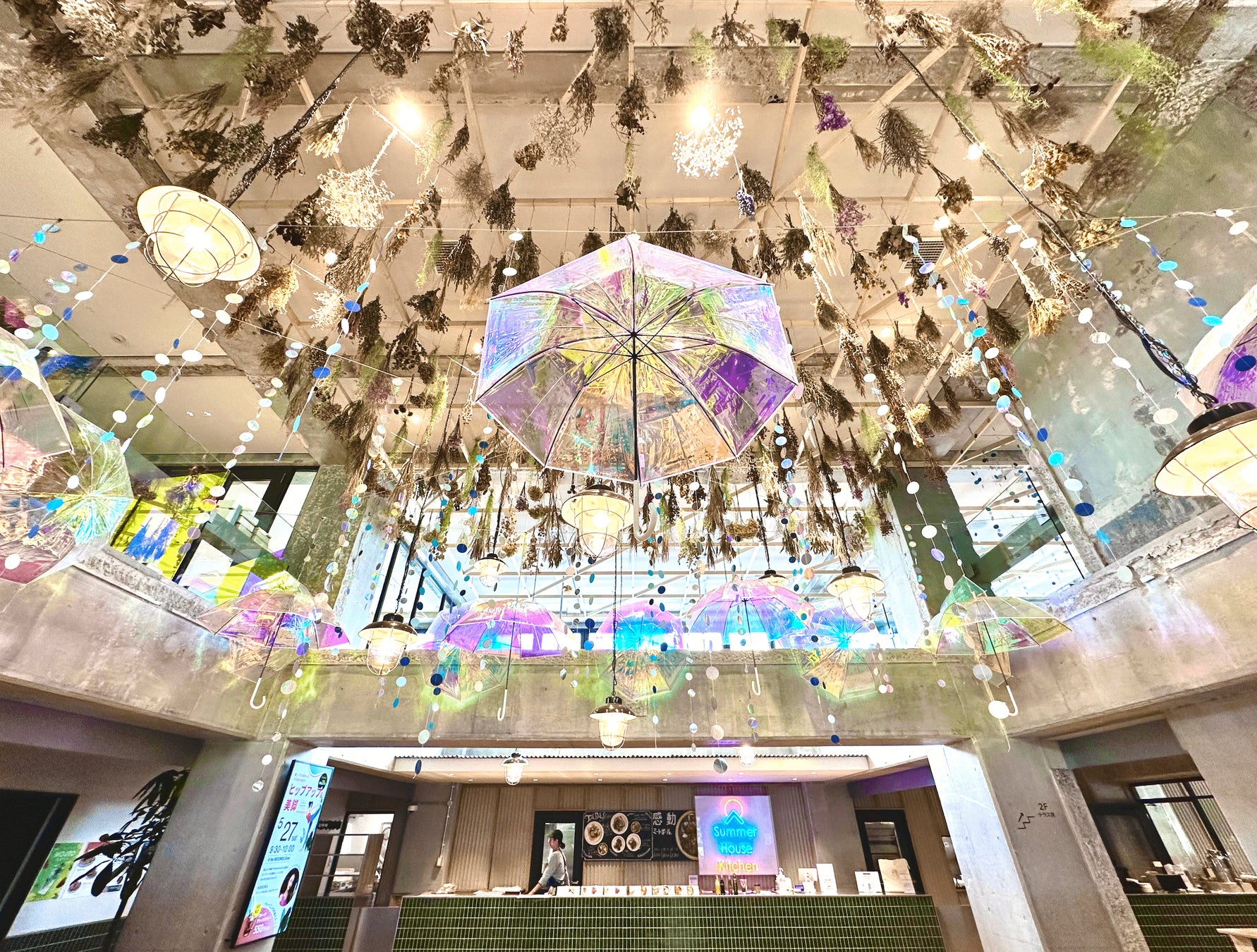 ツリーハウスをカラフルに彩る「傘の森」 | 株式会社拓匠開発のプレス