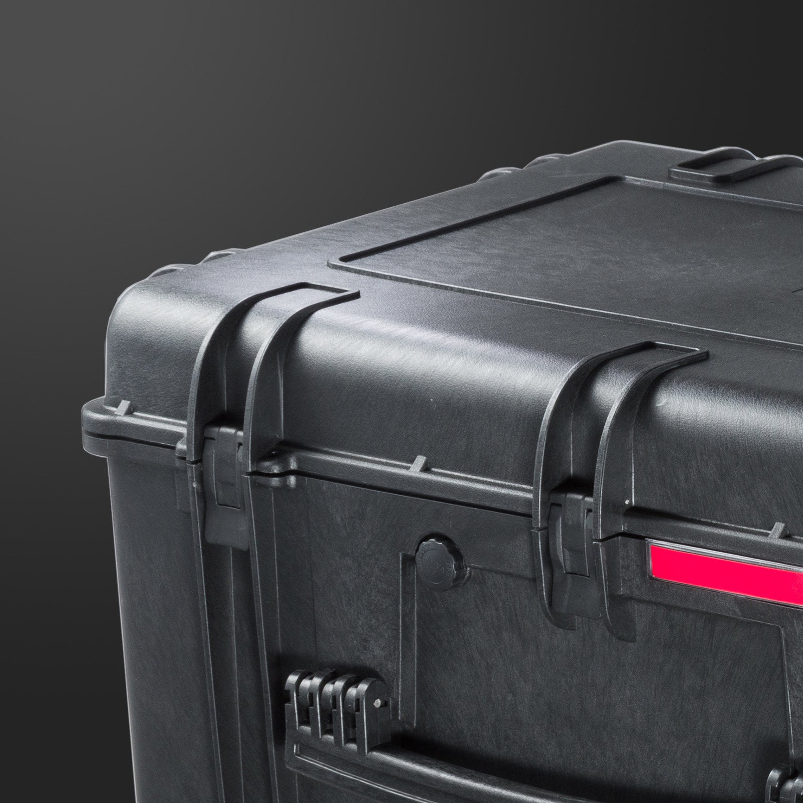 精密機器の運搬や保管に便利なキャリータイプの耐衝撃ハードケースを