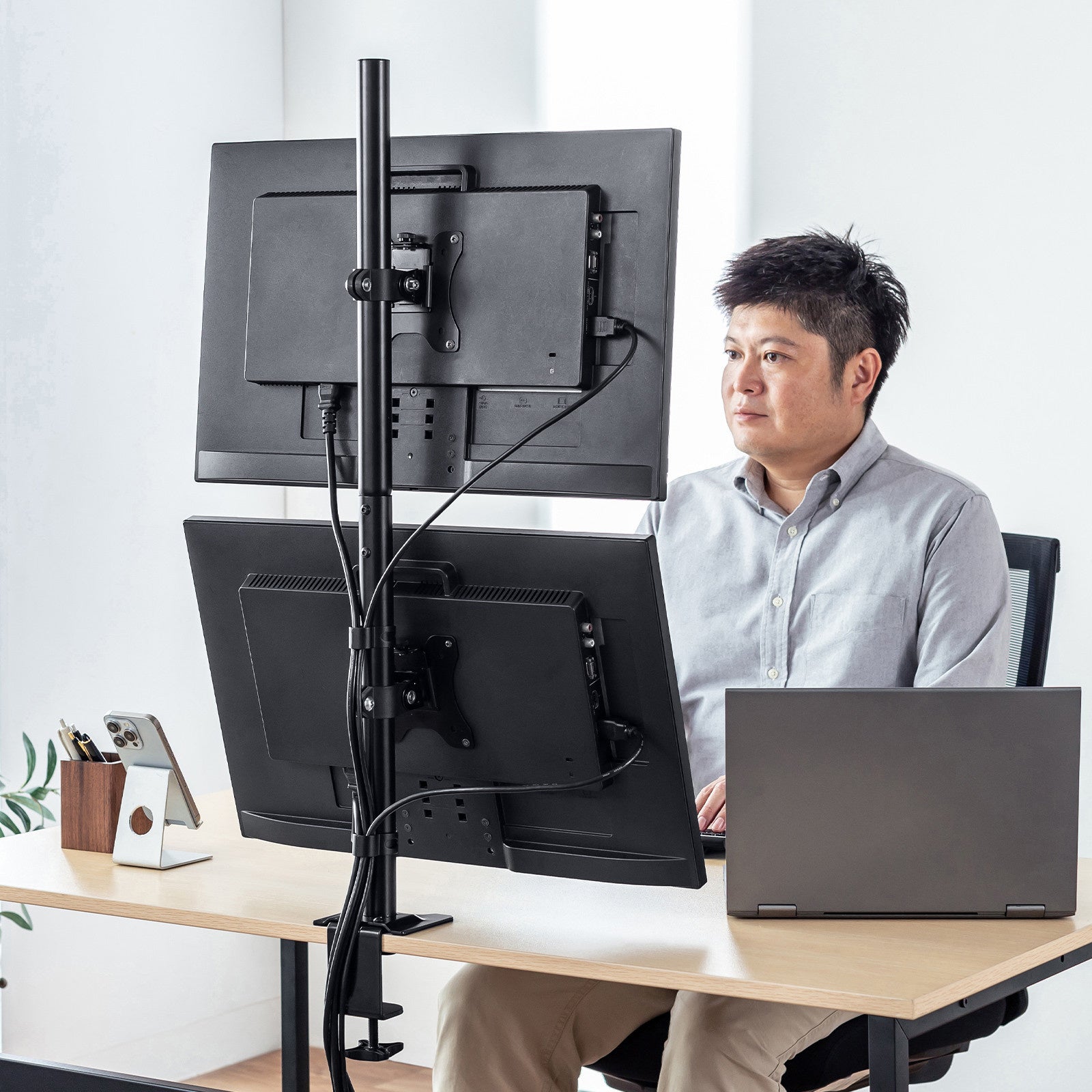 上下に2画面設置できるデュアルモニターアームを発売 | サンワサプライ