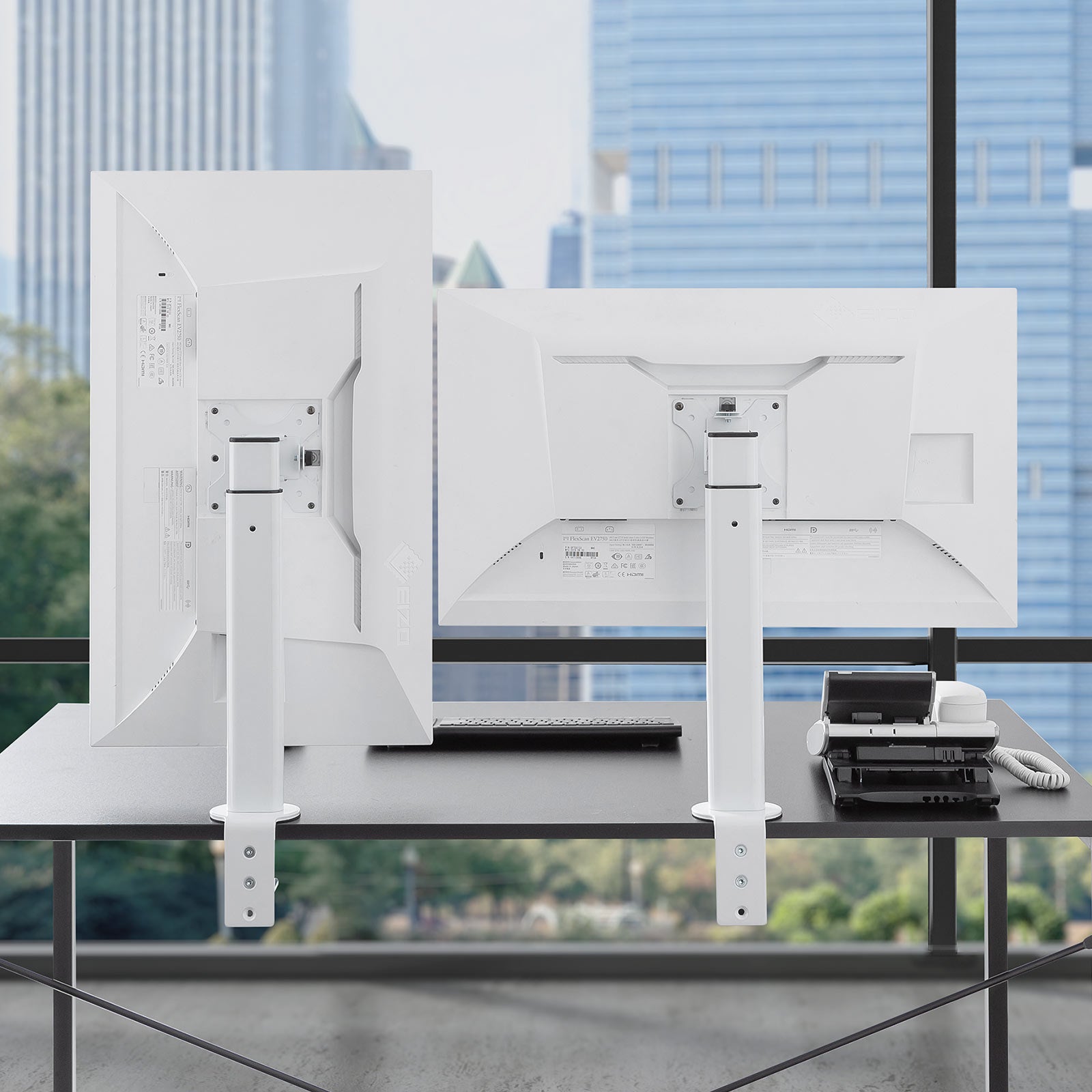 机際、壁際にスッと設置できるクランプ式モニターアームの白色を2月6日