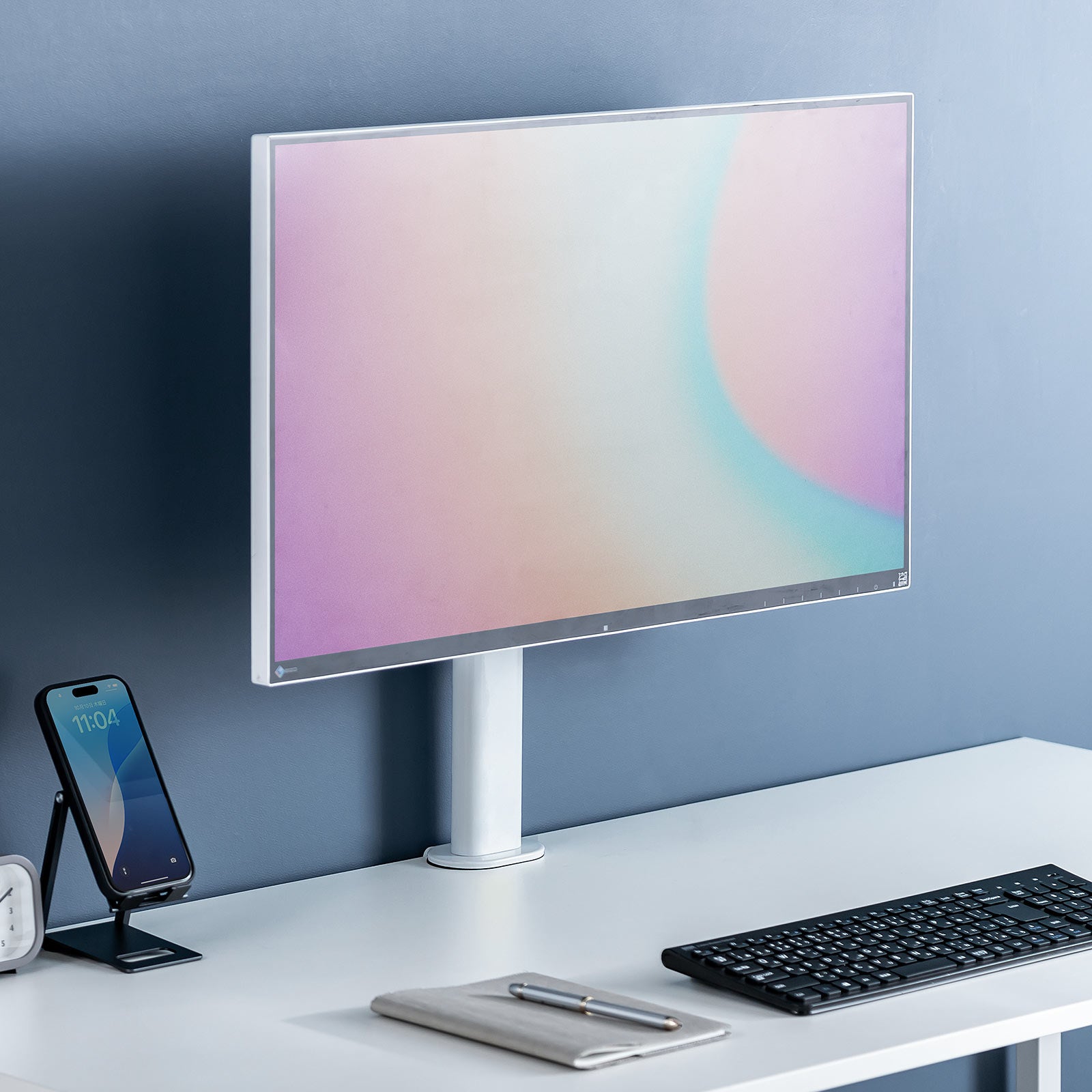 机際、壁際にスッと設置できるクランプ式モニターアームの白色を2月6日