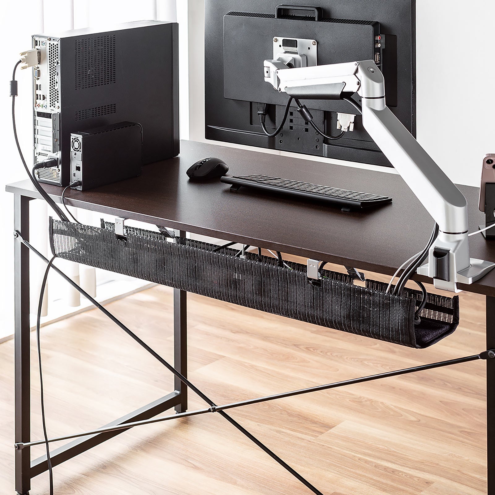 配線を整理してスッキリ！デスクに簡単に取り付けられるメッシュタイプ