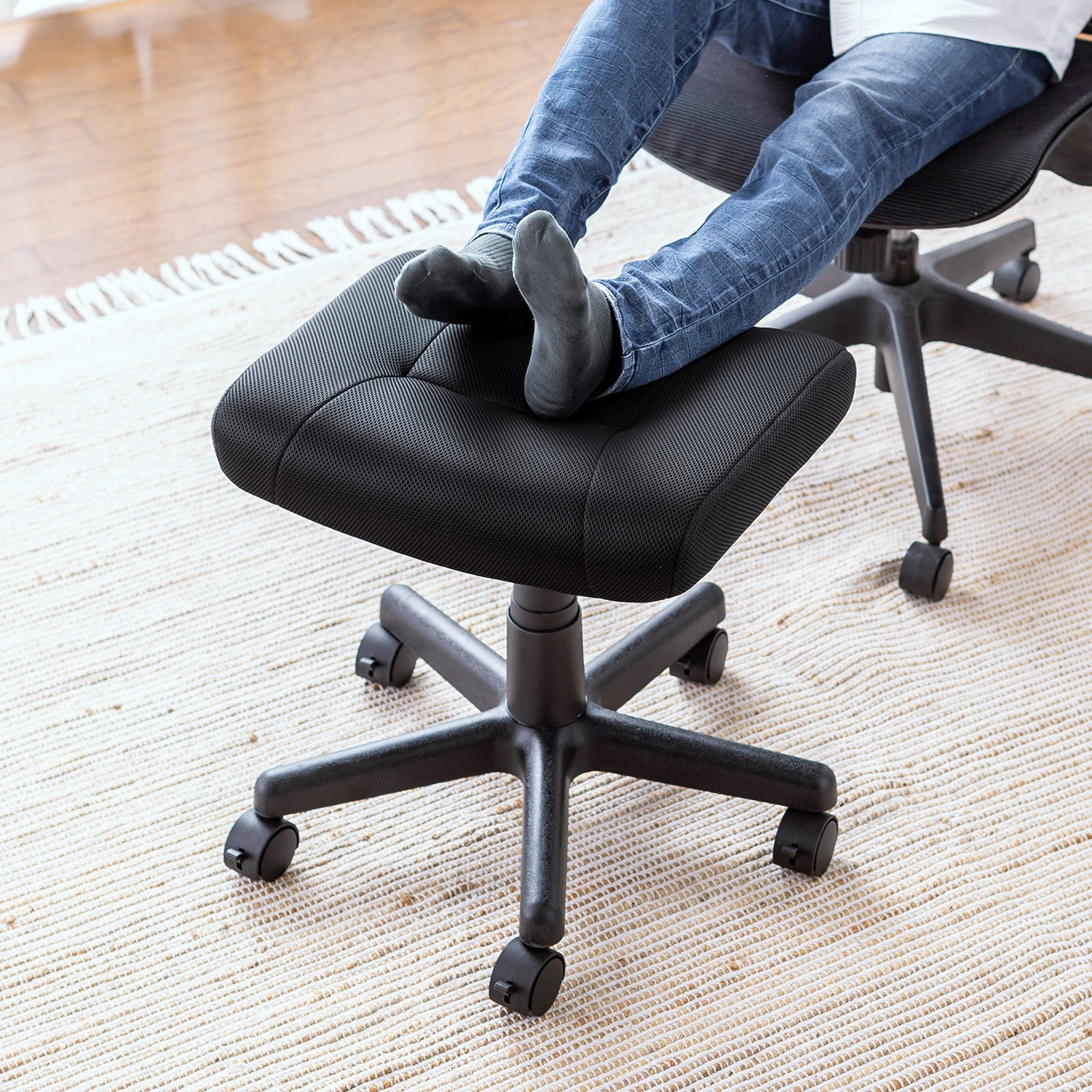 いつものチェアで足を伸ばしてリラックスできる、キャスター付きの