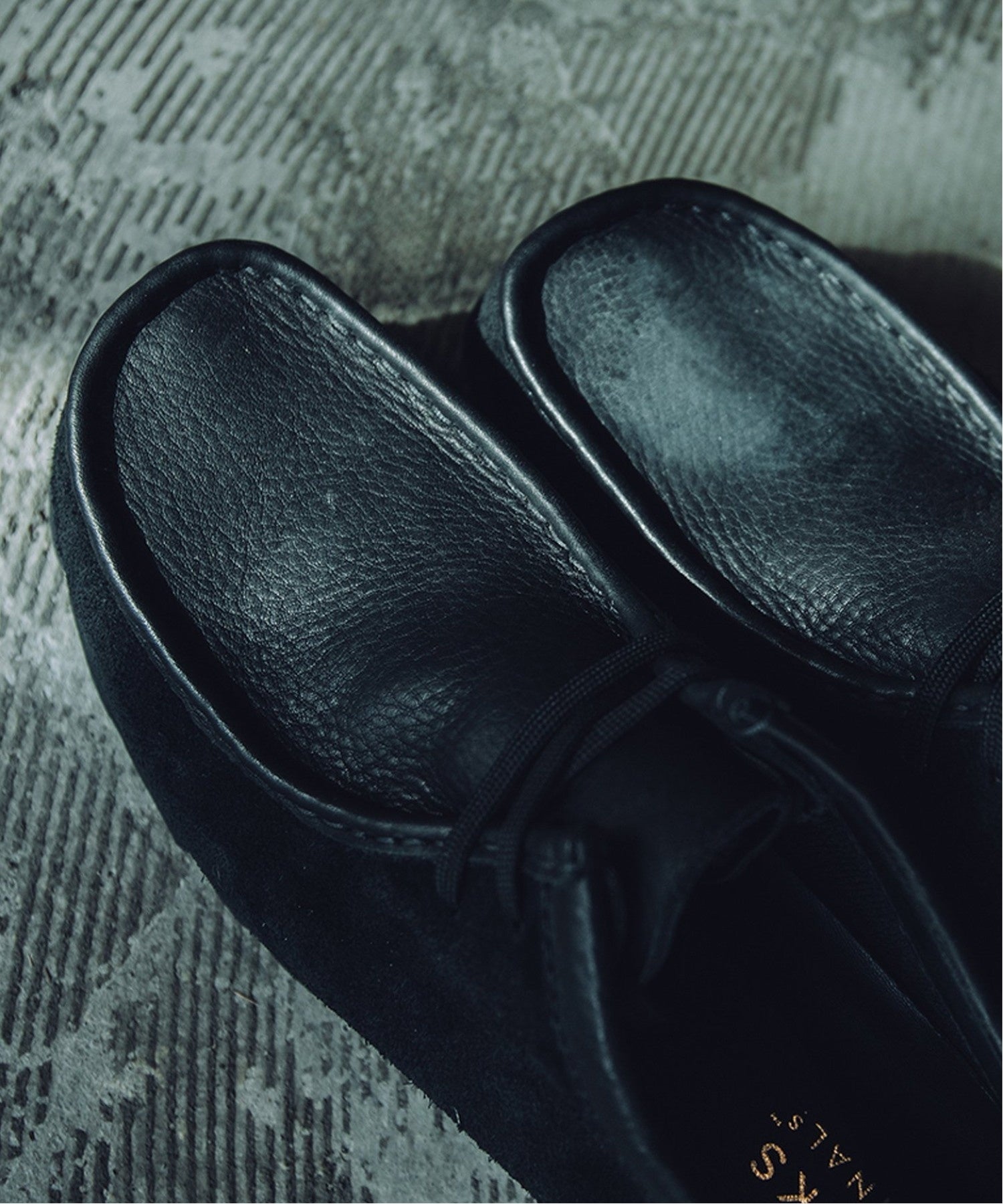 CLARKS ORIGINALS×JOURNAL STANDARD よりWallabee “初”のディテールを