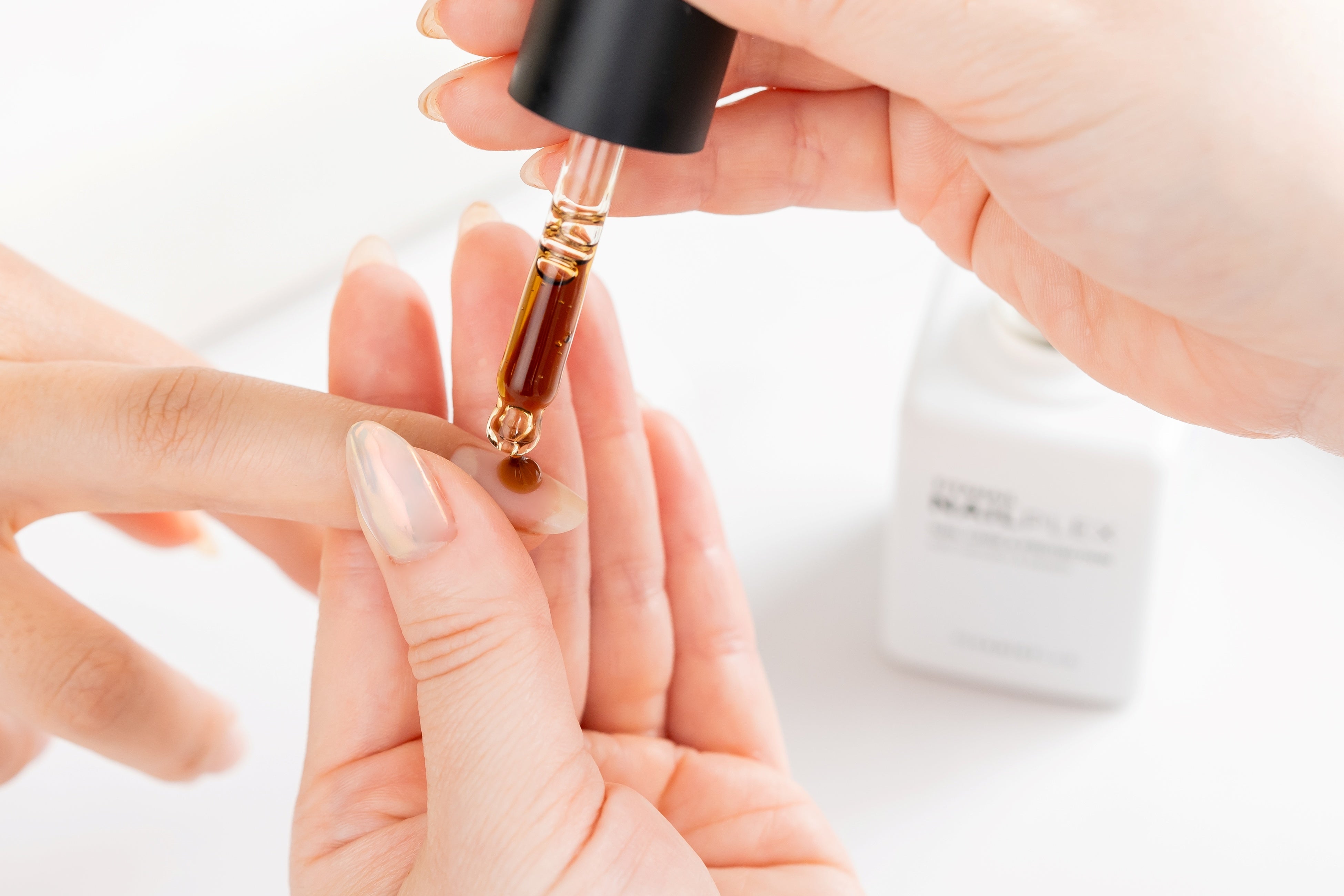 プロネイリスト専用。「施術中に使う」地爪のための浸透集中補修液