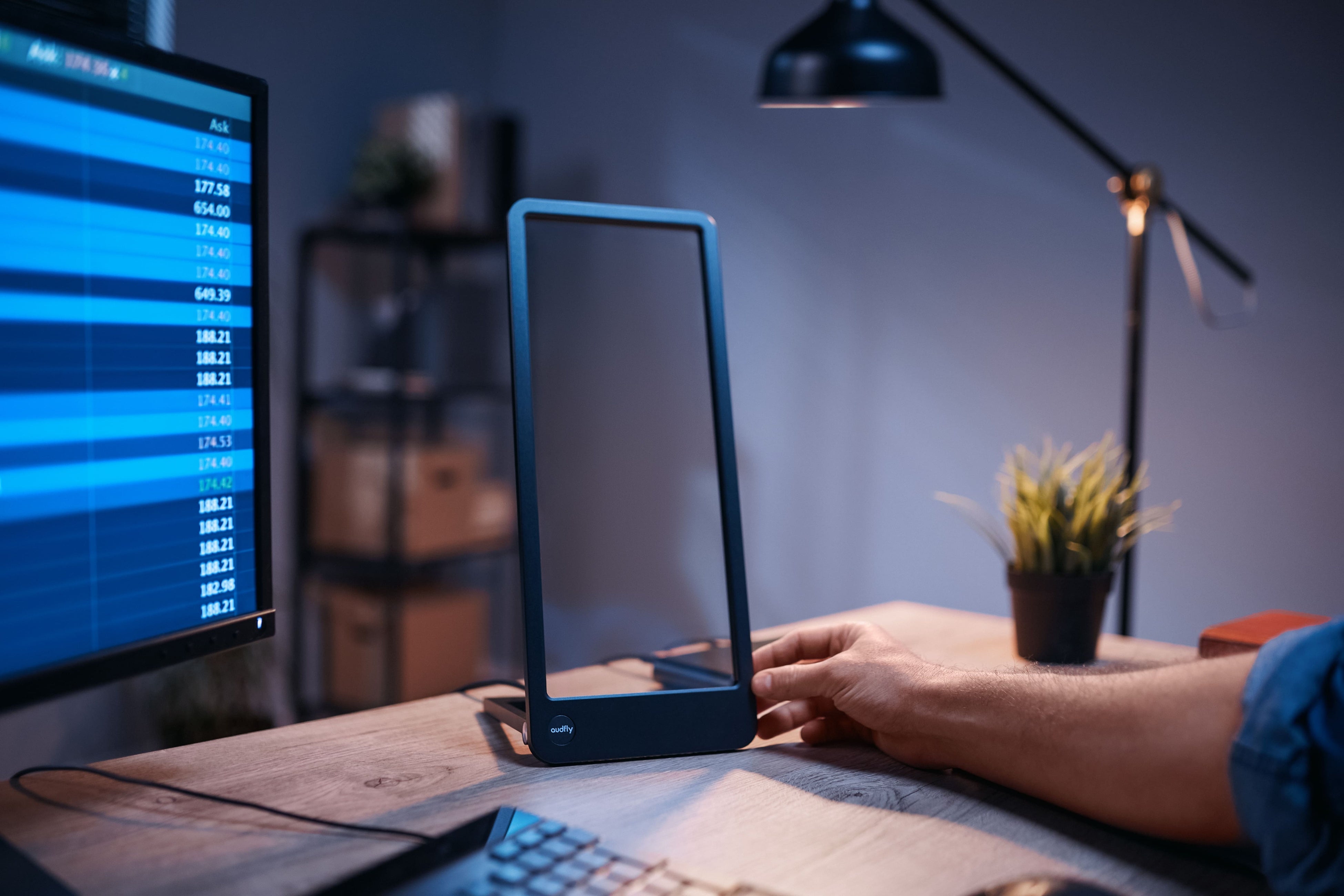 この聴き方、前代未聴。】ガラスでできた指向性スピーカーを9/29に先行