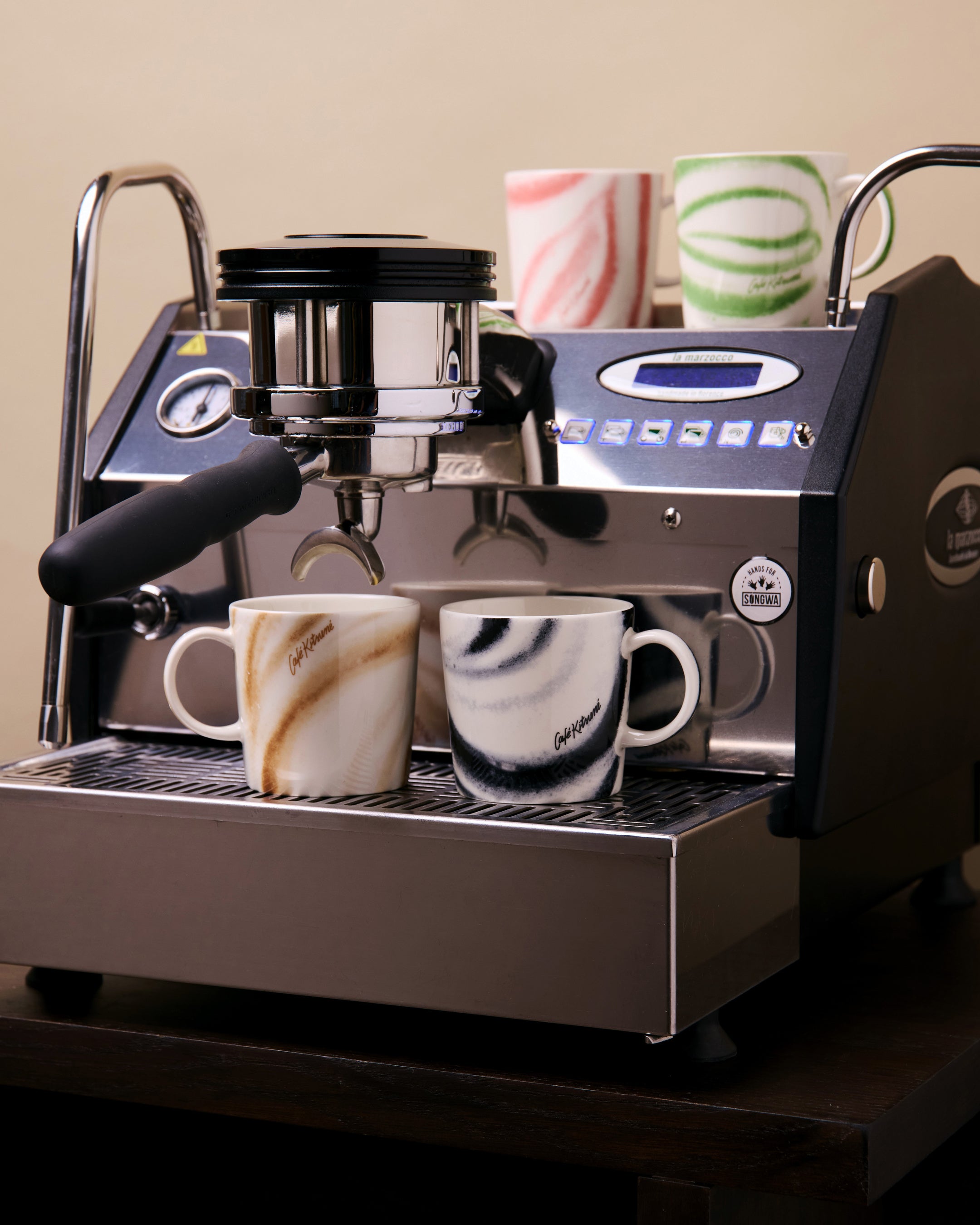 Café Kitsuné】IITTALAとのコラボレーションマグカップを発売 | 株式