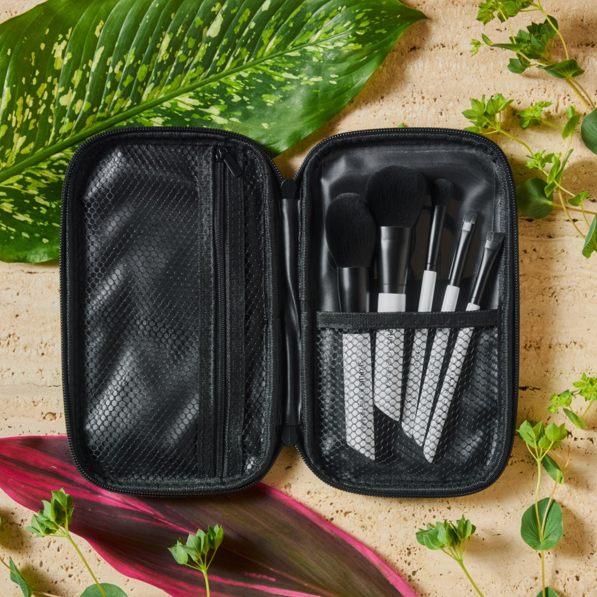 メイクブラシで大人気のSIXPLUSと美容クリエイターCHIE HIDAKAのコラボ