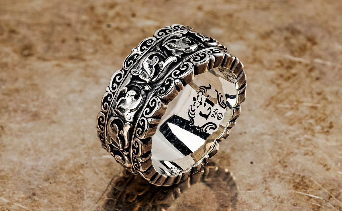 繊細なアンティークジュエリーの世界観を表現する「Leathers and