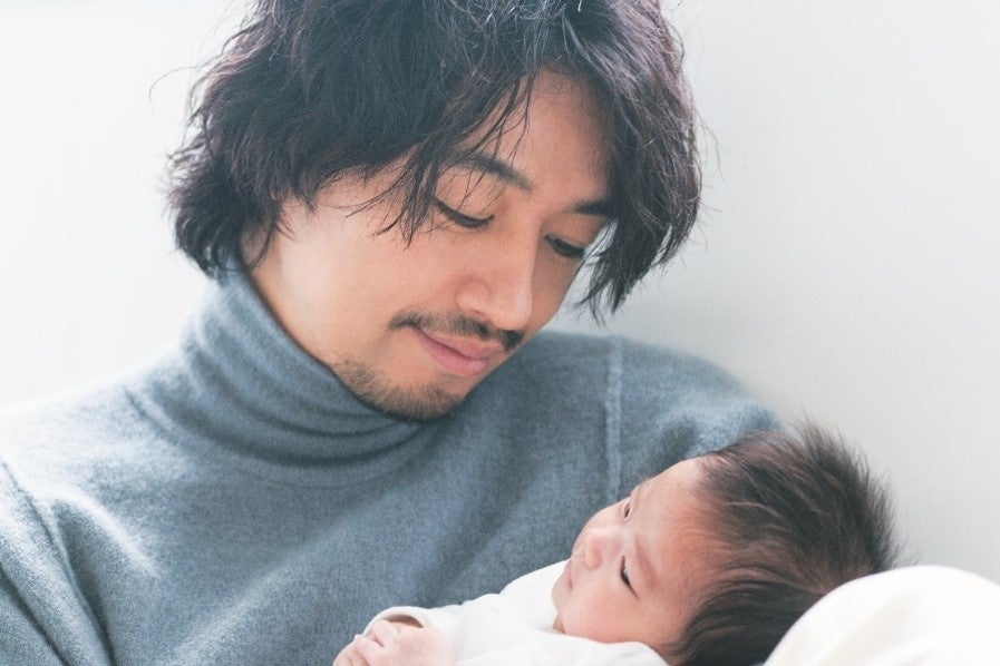 俳優・映画監督の斎藤工さんが『初めてのひよこクラブ』（12月15日発売