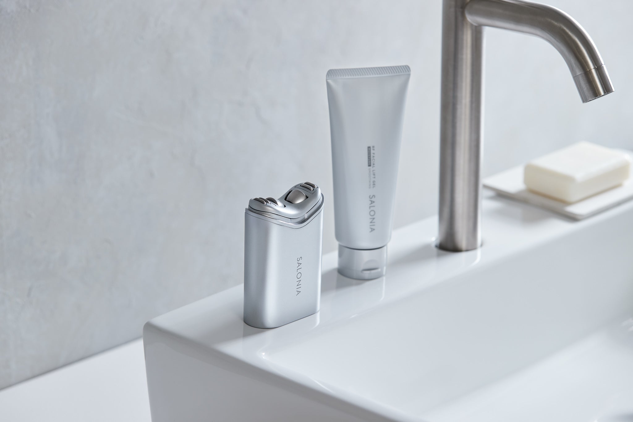 まるでエステ、たった5分、グイっと引き上げリフトケア*美顔器！ RF