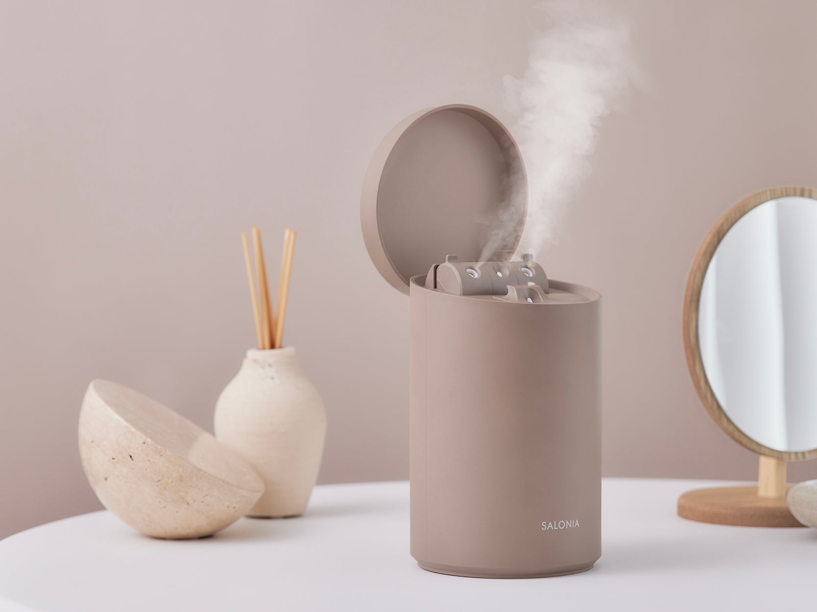 SALONIA「化粧水ミスト機能付きフェイススチーマー」に新色＜ベージュ