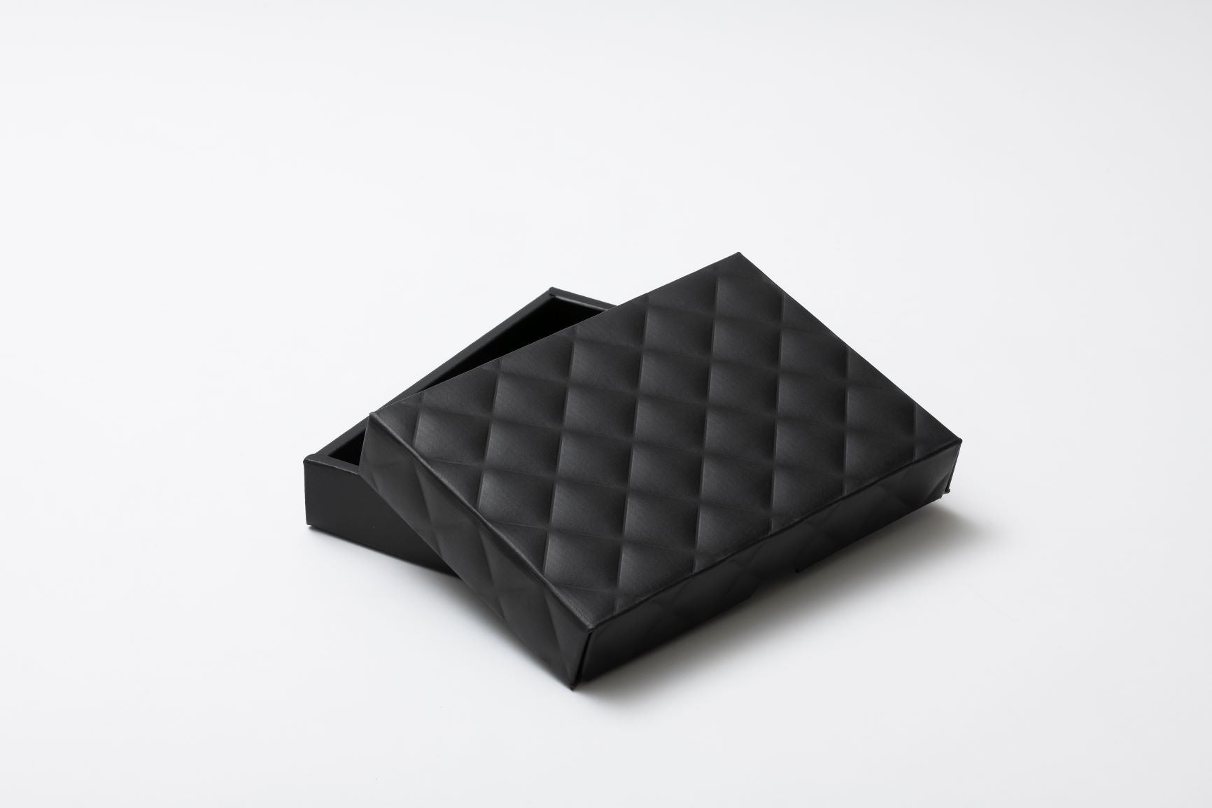 これが紙？キルティング調の革のような質感を再現した「ハイエンボス