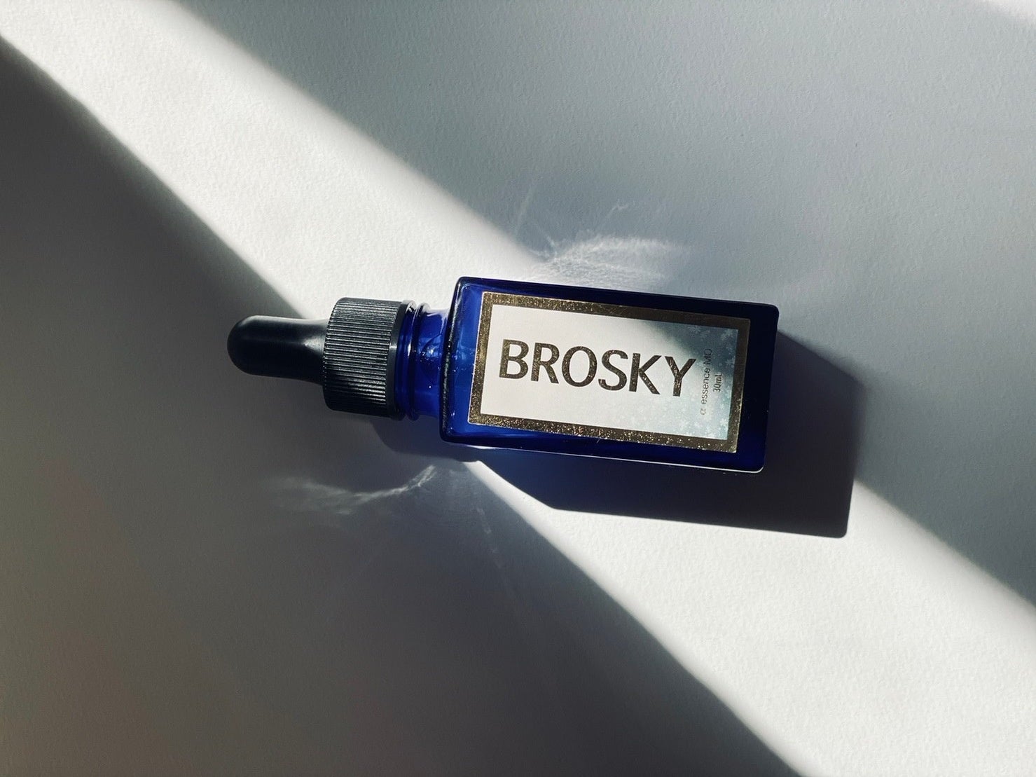 紅蘭が展開するスキンケアブランド【BROSKY】大人気の美容液から 待望