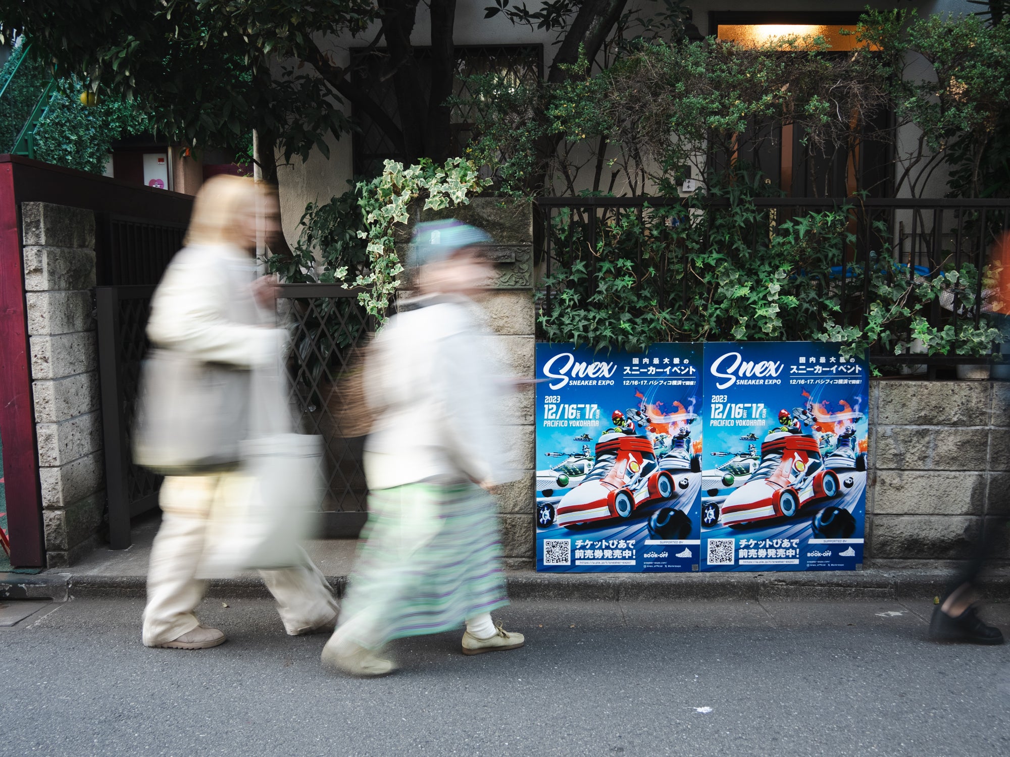 エリアを大量のポスターでジャックする。街中ジャックメディア『TIMES