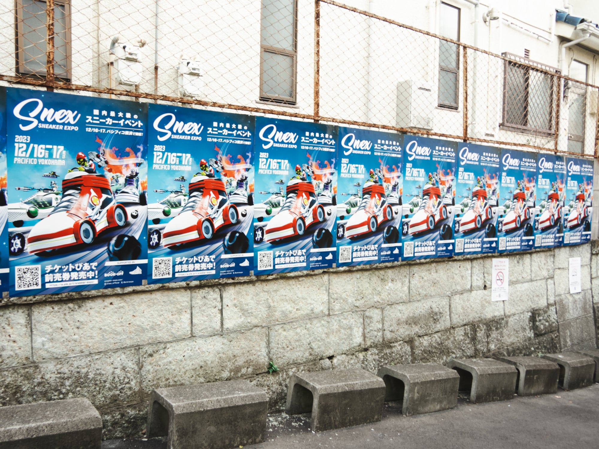 エリアを大量のポスターでジャックする。街中ジャックメディア『TIMES