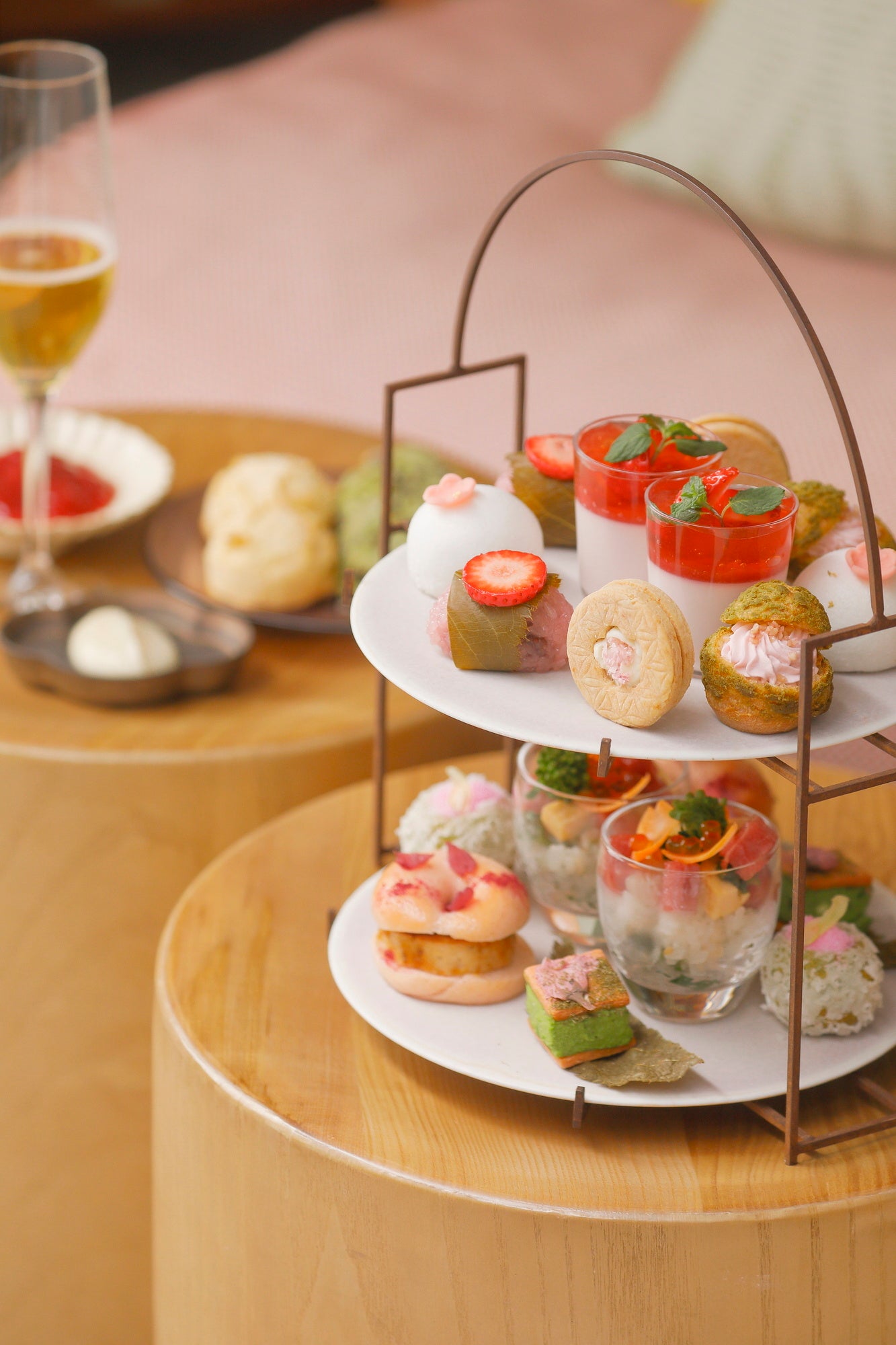 ホテルに咲く枝垂れ桜と桜アフタヌーンティーで春を満喫。 自然派