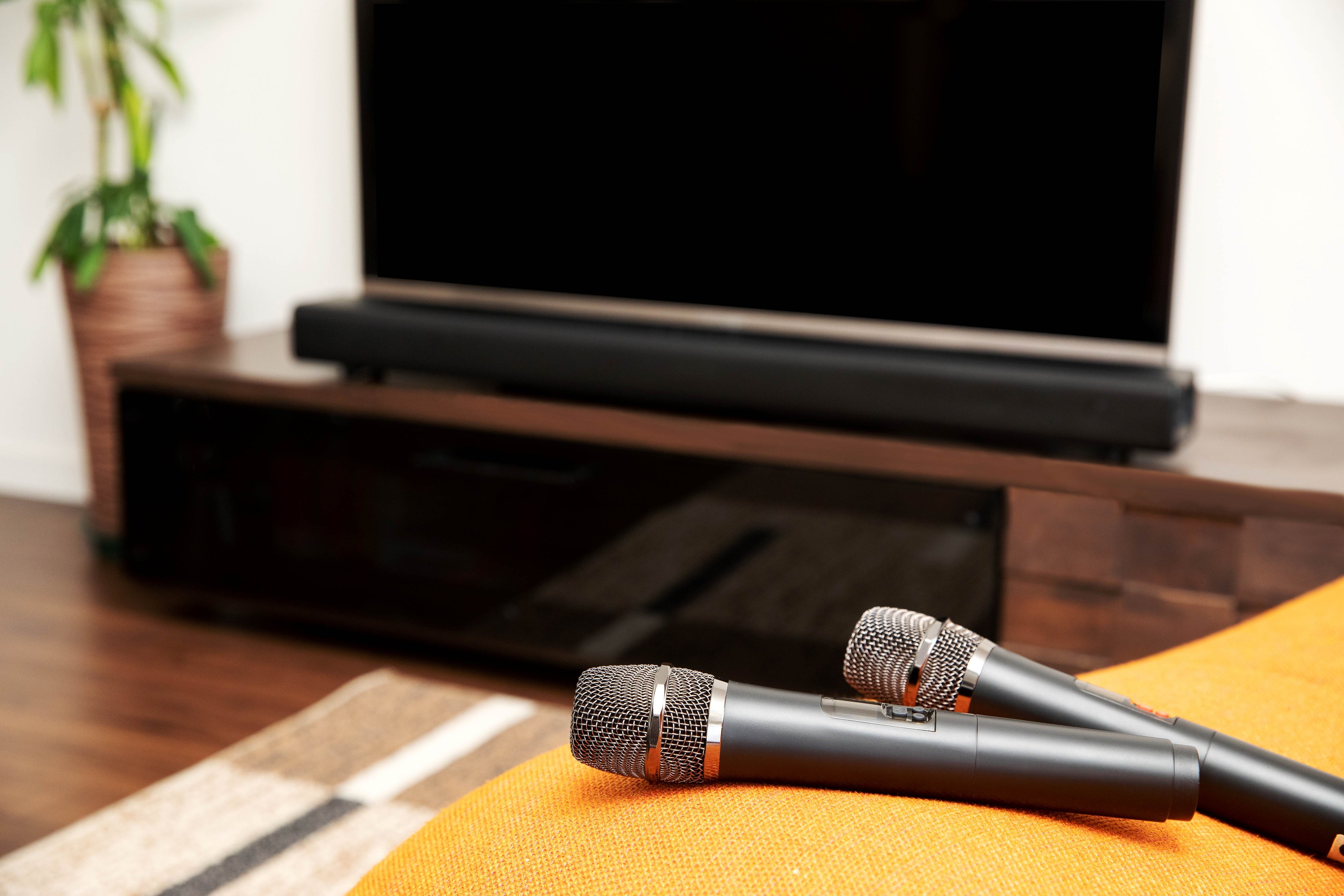 自宅がカラオケボックスに！家庭用カラオケサウンドバー KARAxKARA