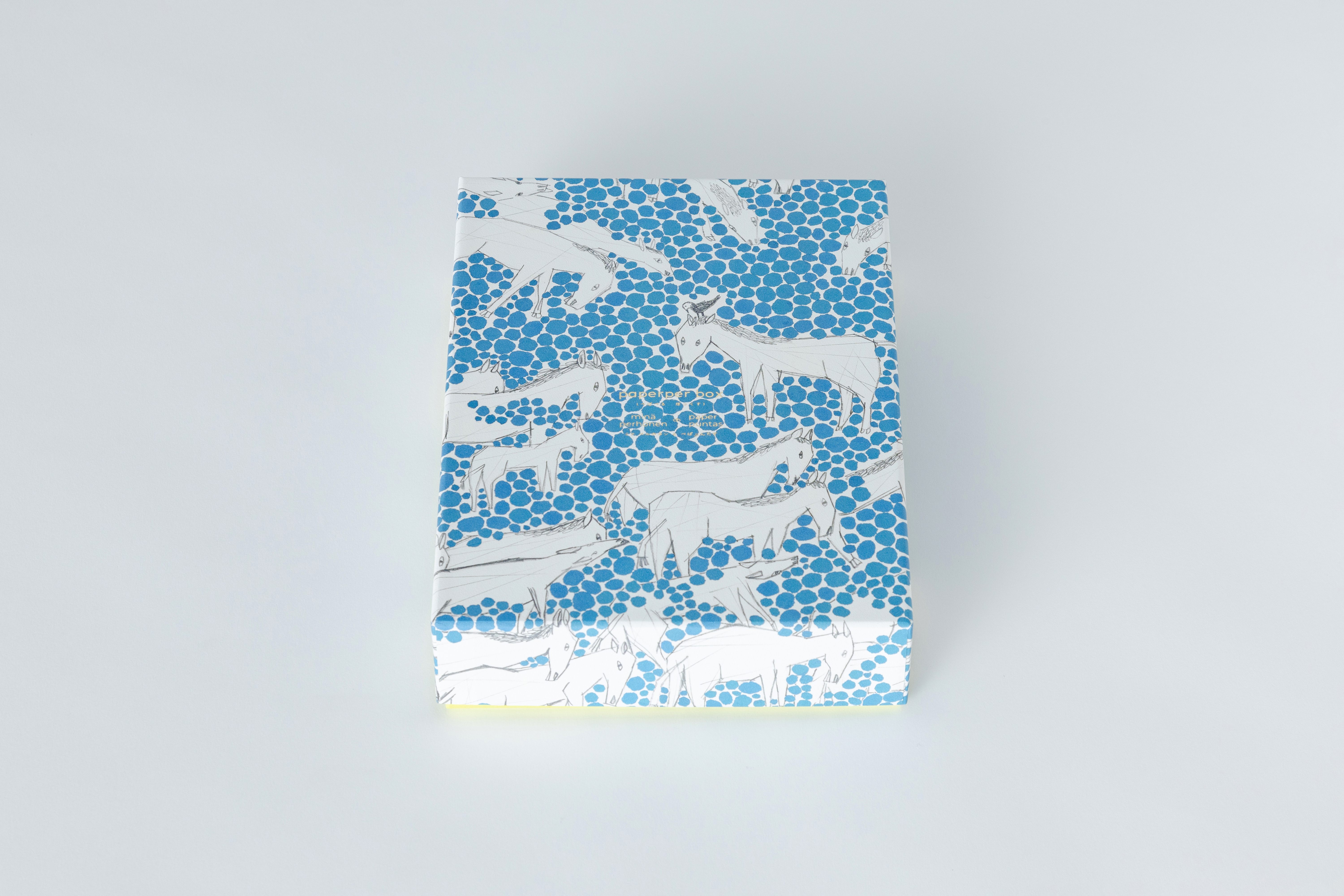 本に、バッグに、紙の服！ 大人気ブランド「ミナ ペルホネン」の世界が