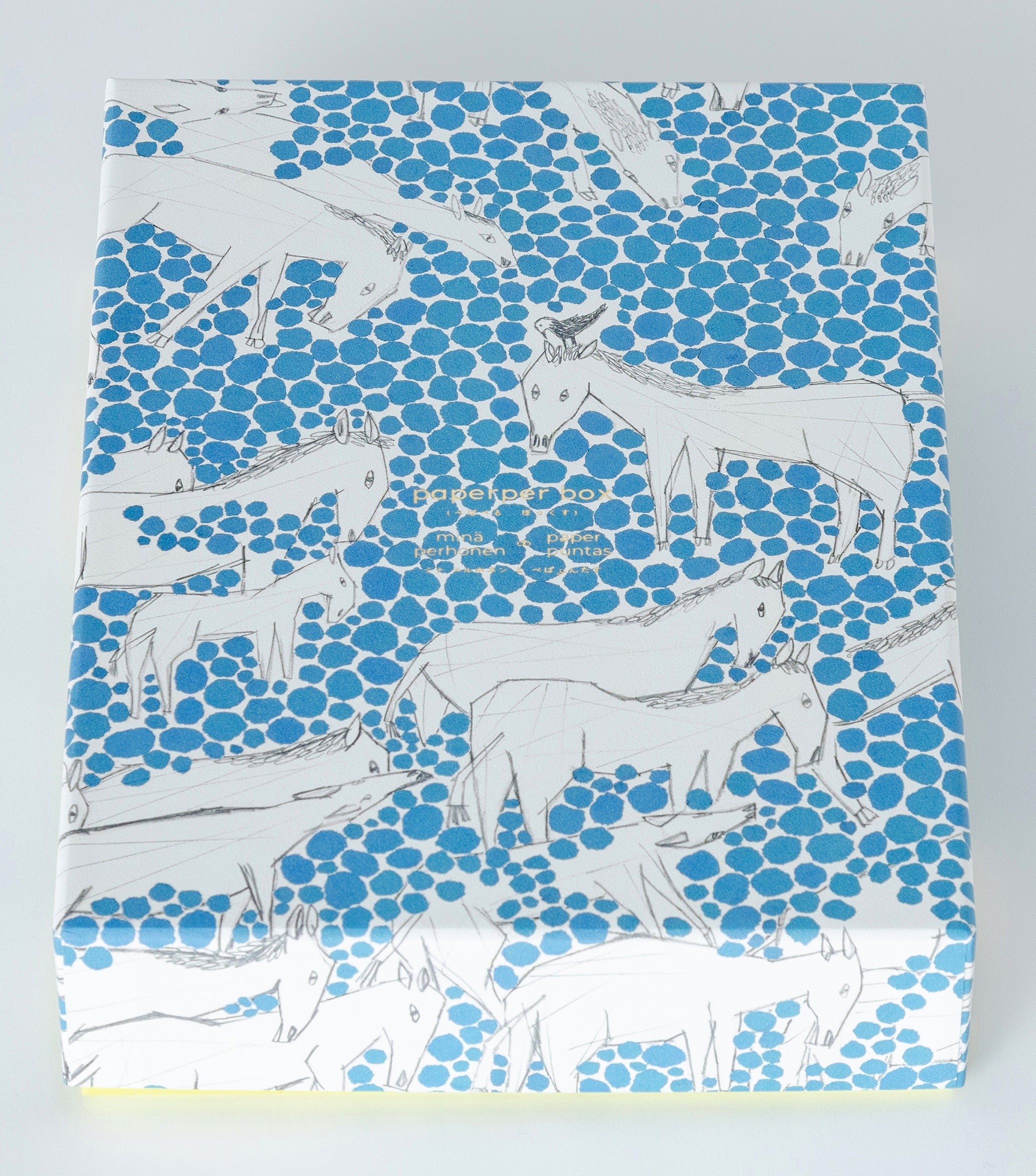 本に、バッグに、紙の服！ 大人気ブランド「ミナ ペルホネン」の世界が