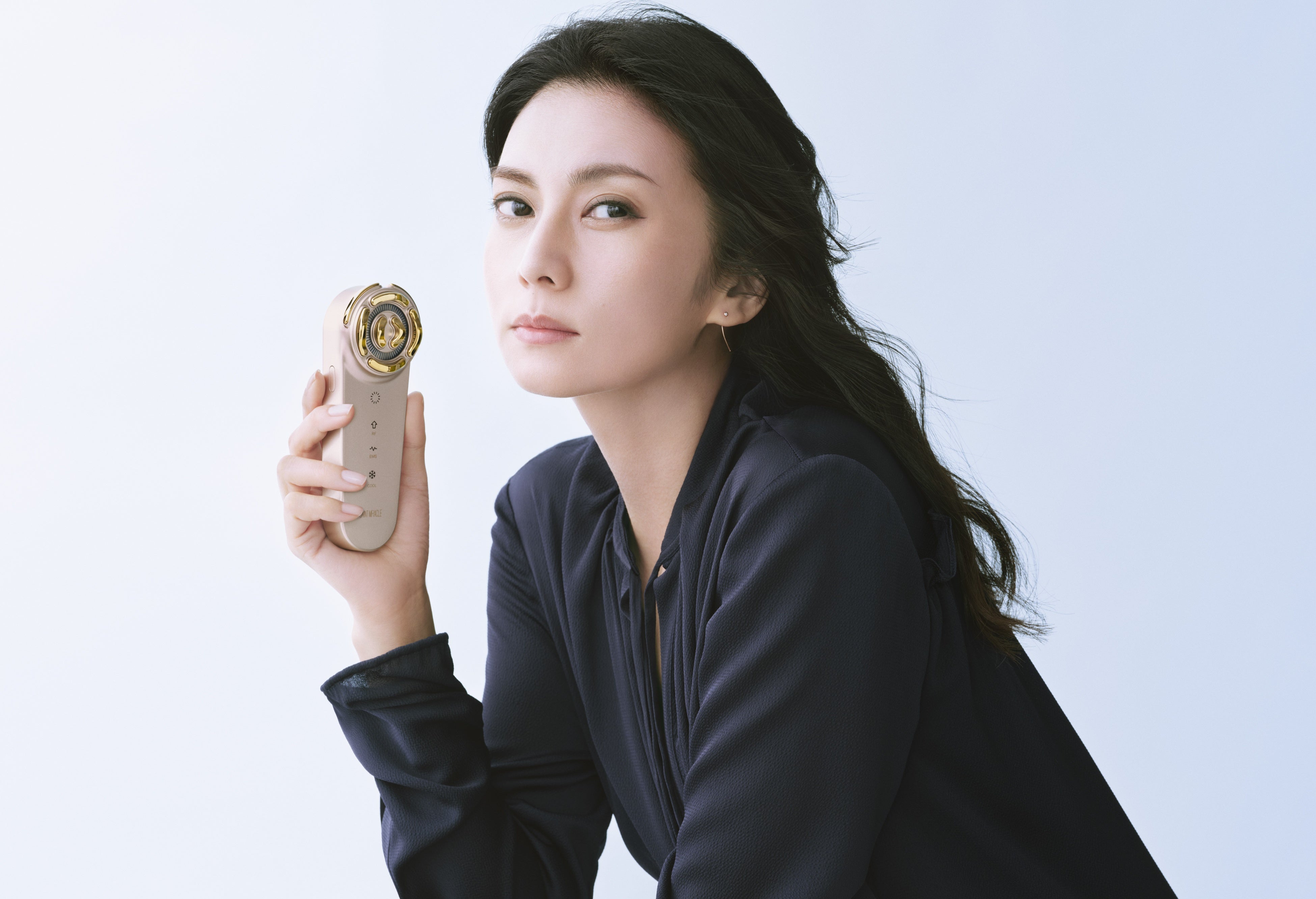 柴咲コウさん、新美顔器「VI-OLA」のアンバサダー就任 | ハン