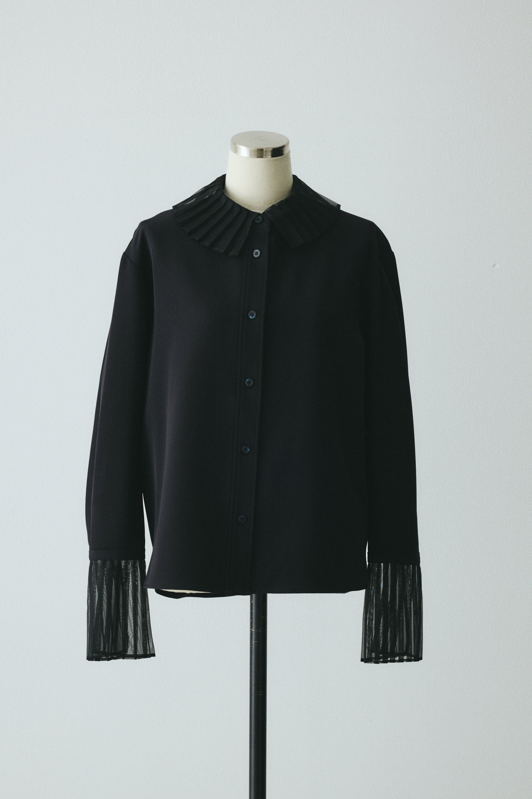 日常にも、大切な瞬間にも。ポジティブに纏える。そんな新しい黒を提案