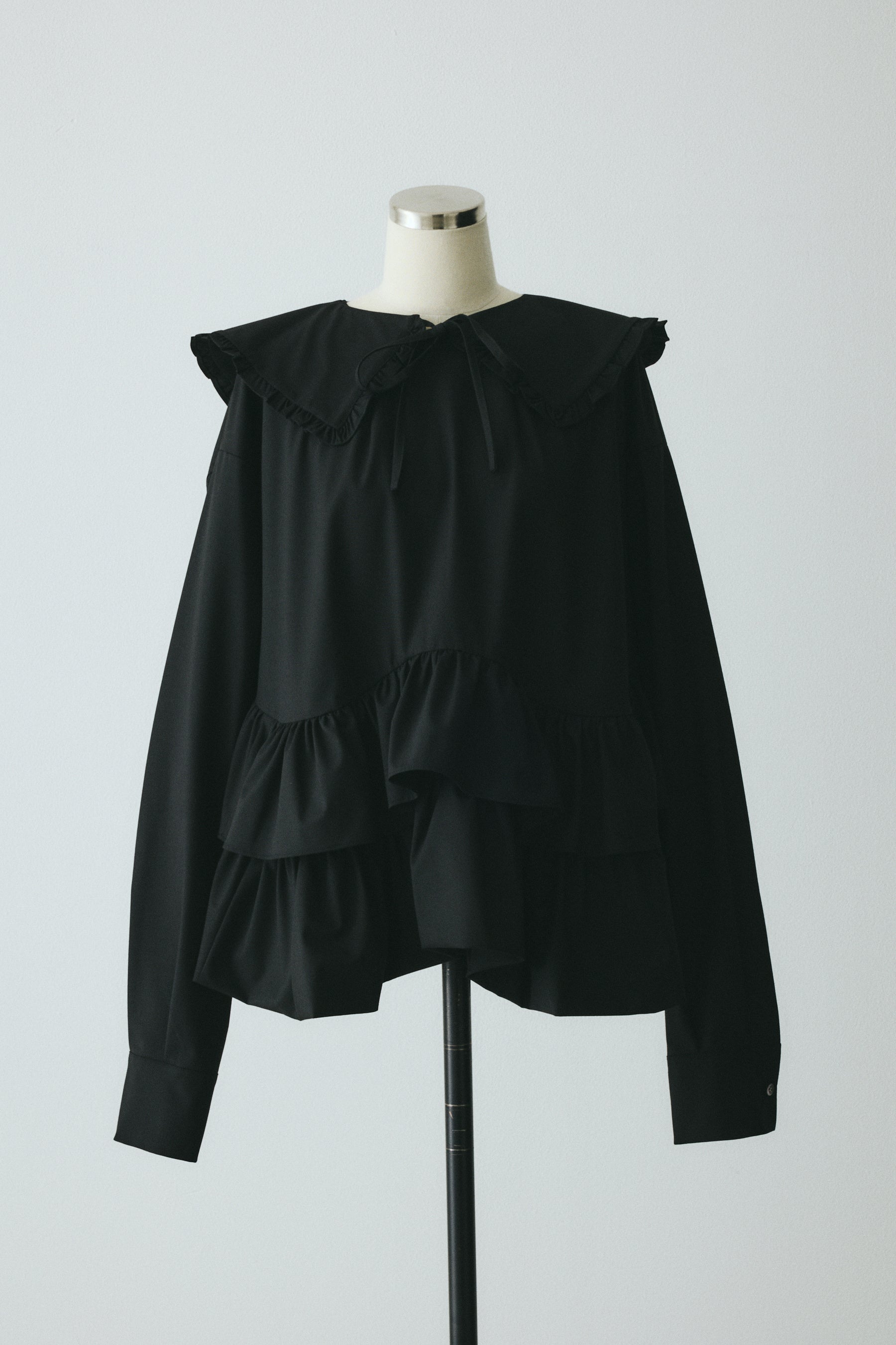 日常にも、大切な瞬間にも。ポジティブに纏える。そんな新しい黒を提案