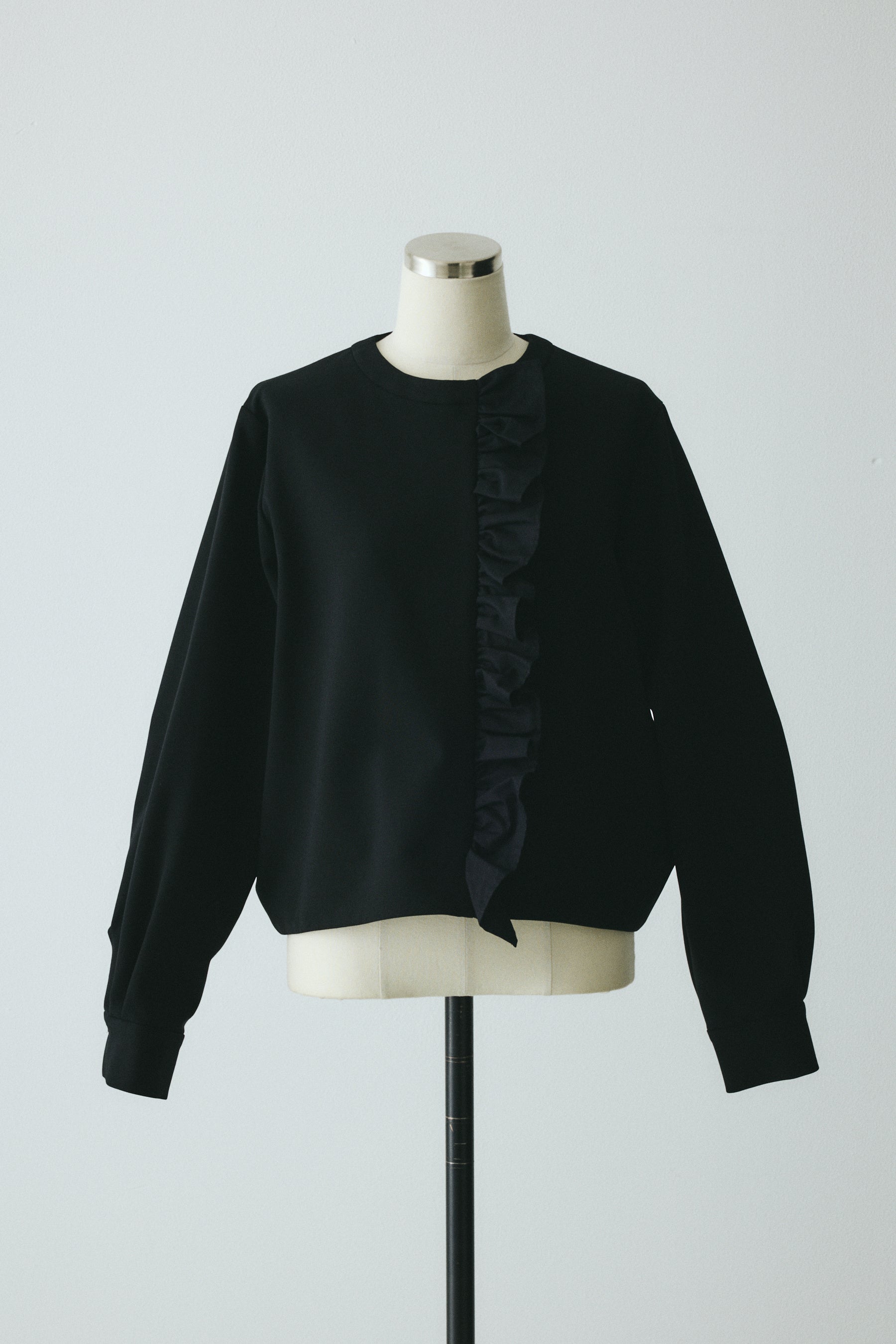 日常にも、大切な瞬間にも。ポジティブに纏える。そんな新しい黒を提案