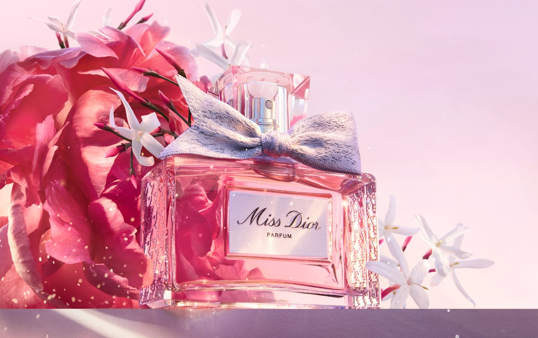 時代のエスプリを映し出す新ミス ディオール パルファン誕生