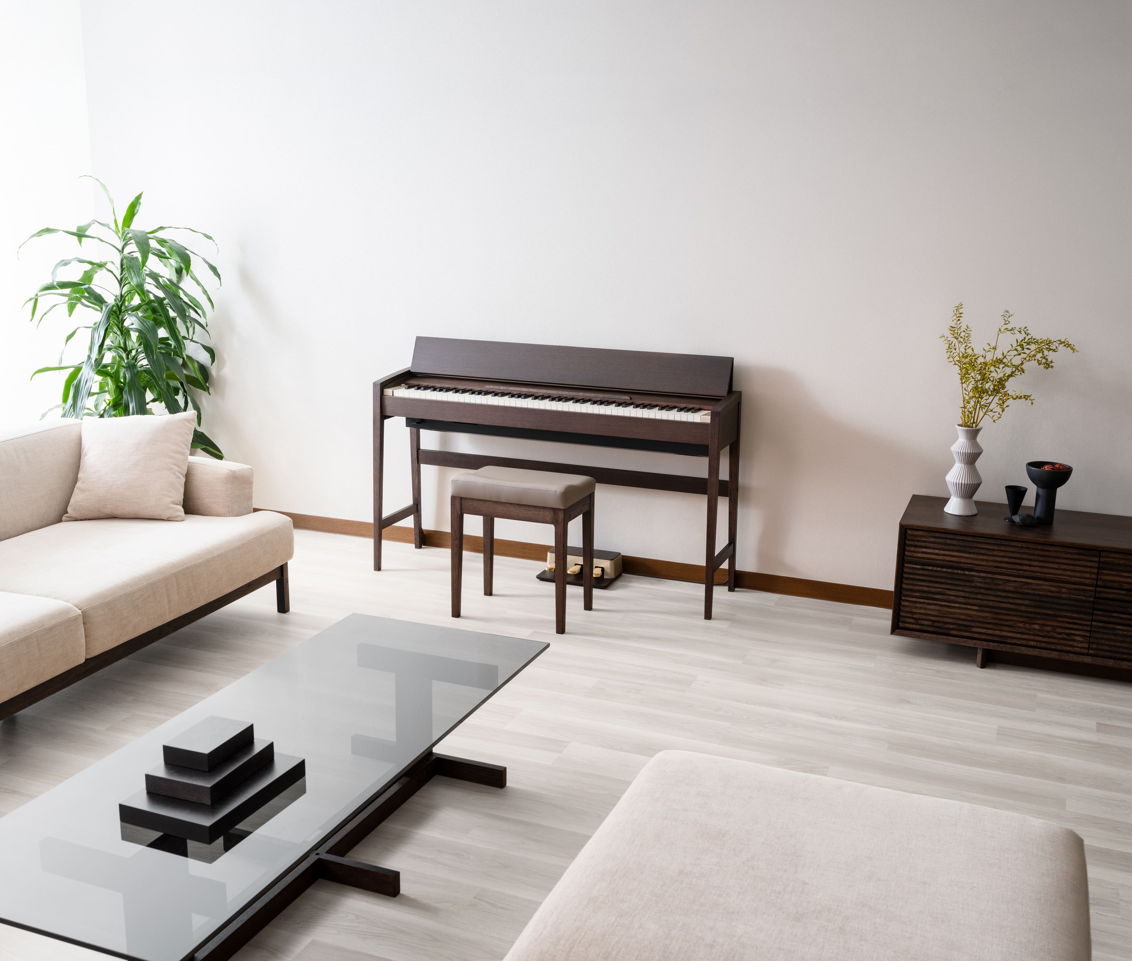 カリモク家具の職人の技術が活きるインテリアに調和するデジタルピアノ