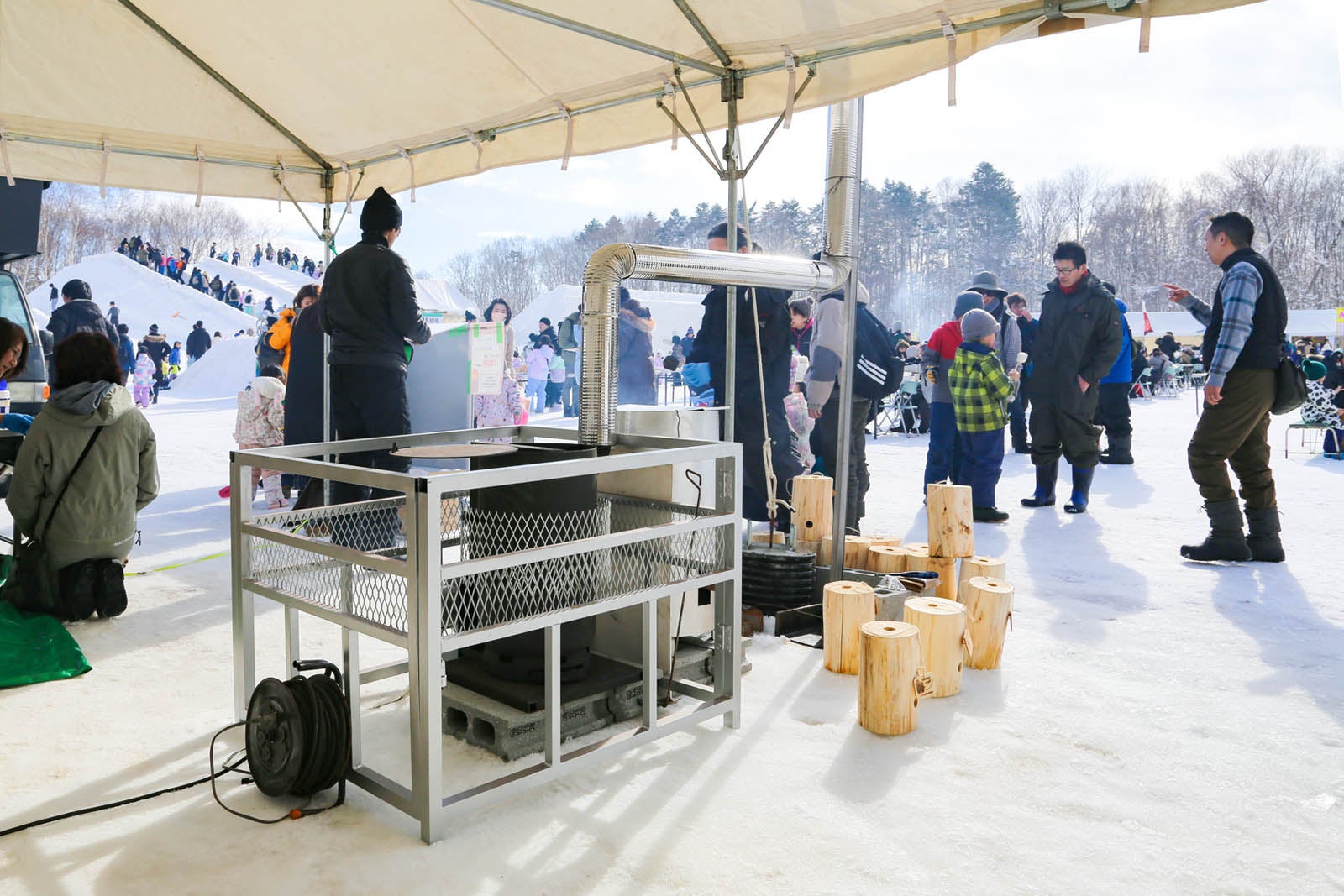 廃油ストーブを北広島雪まつりに体験展示。燃料費高騰で企業が注目
