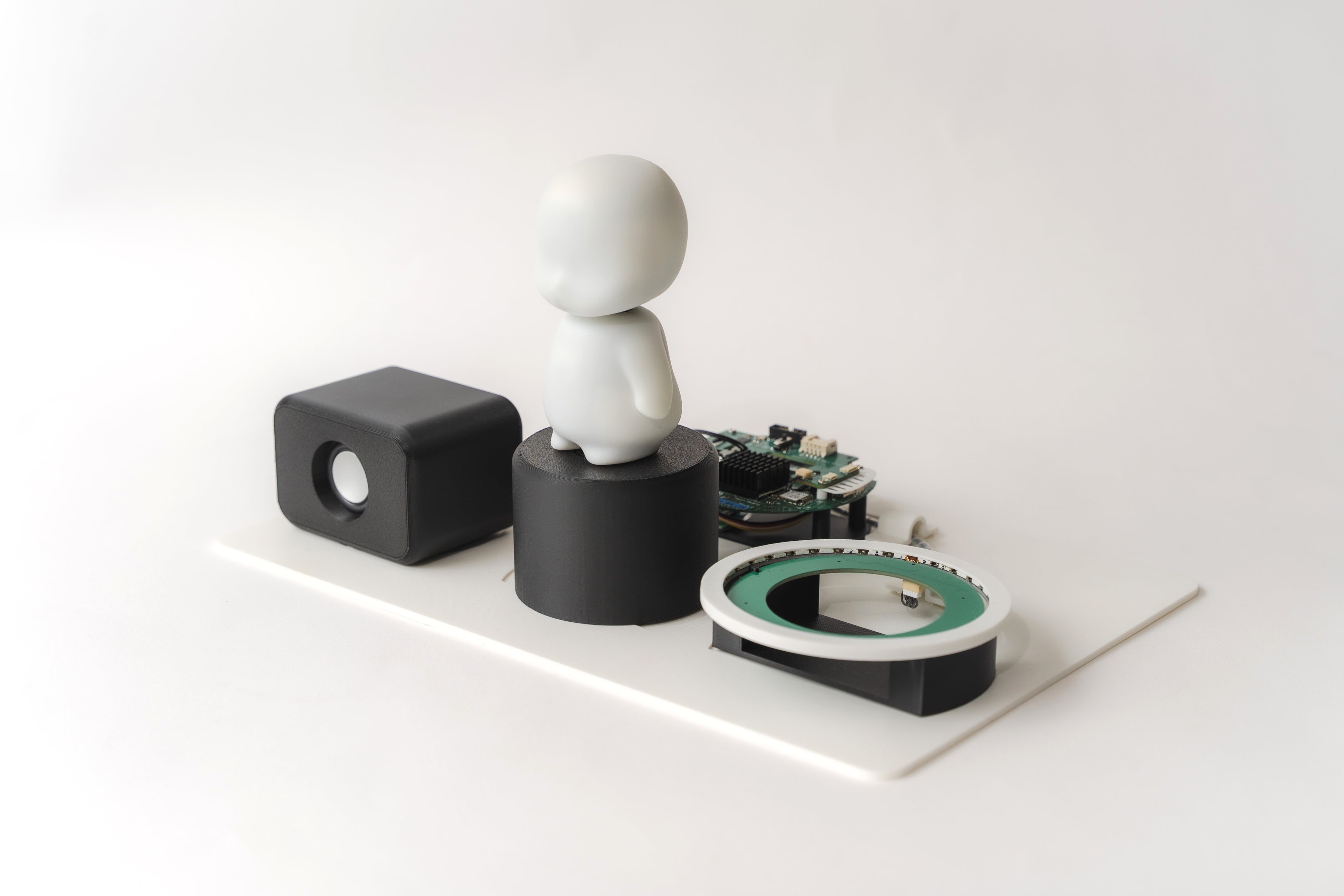 次世代版コミュニケーションロボット「BOCCO emo」、“より身近で親しみ