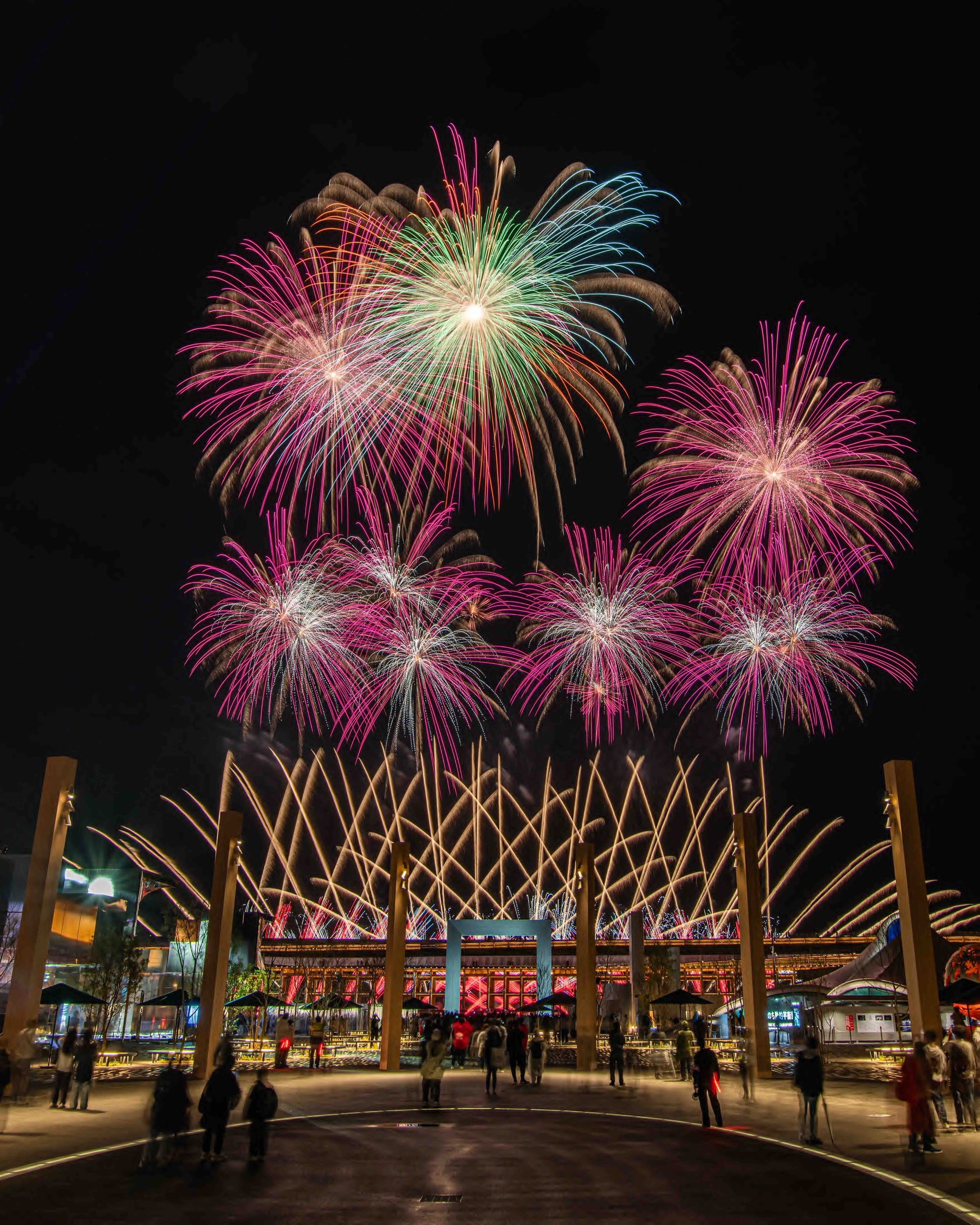 大阪・関西万博、開幕日のフィナーレに咲いた花火──184日間の万博