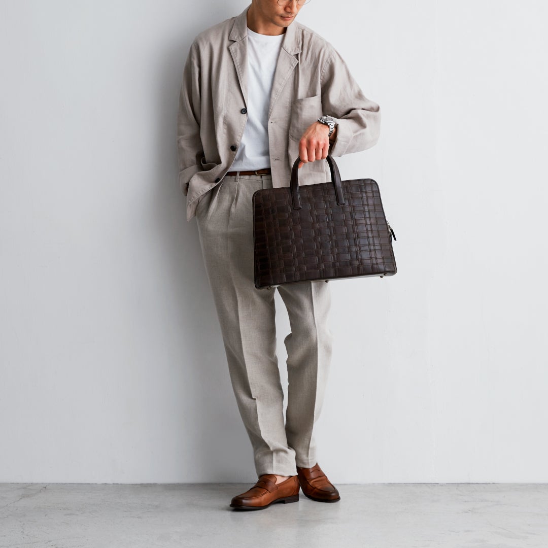 マザーハウスがアンティークレザーの新作バッグを発売 ～クラフトマン