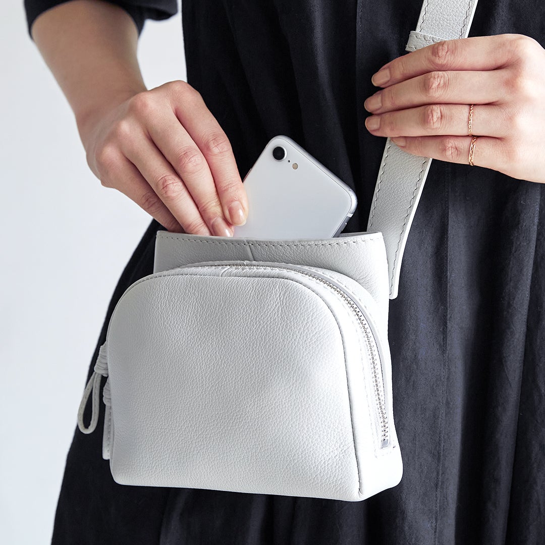 マザーハウス】変幻自在なベルトで、ショルダーバッグにもウエスト