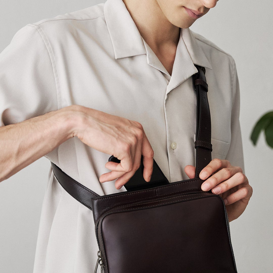 人気のショルダーバッグ「Sora」に、アンティークレザーのモデルが登場