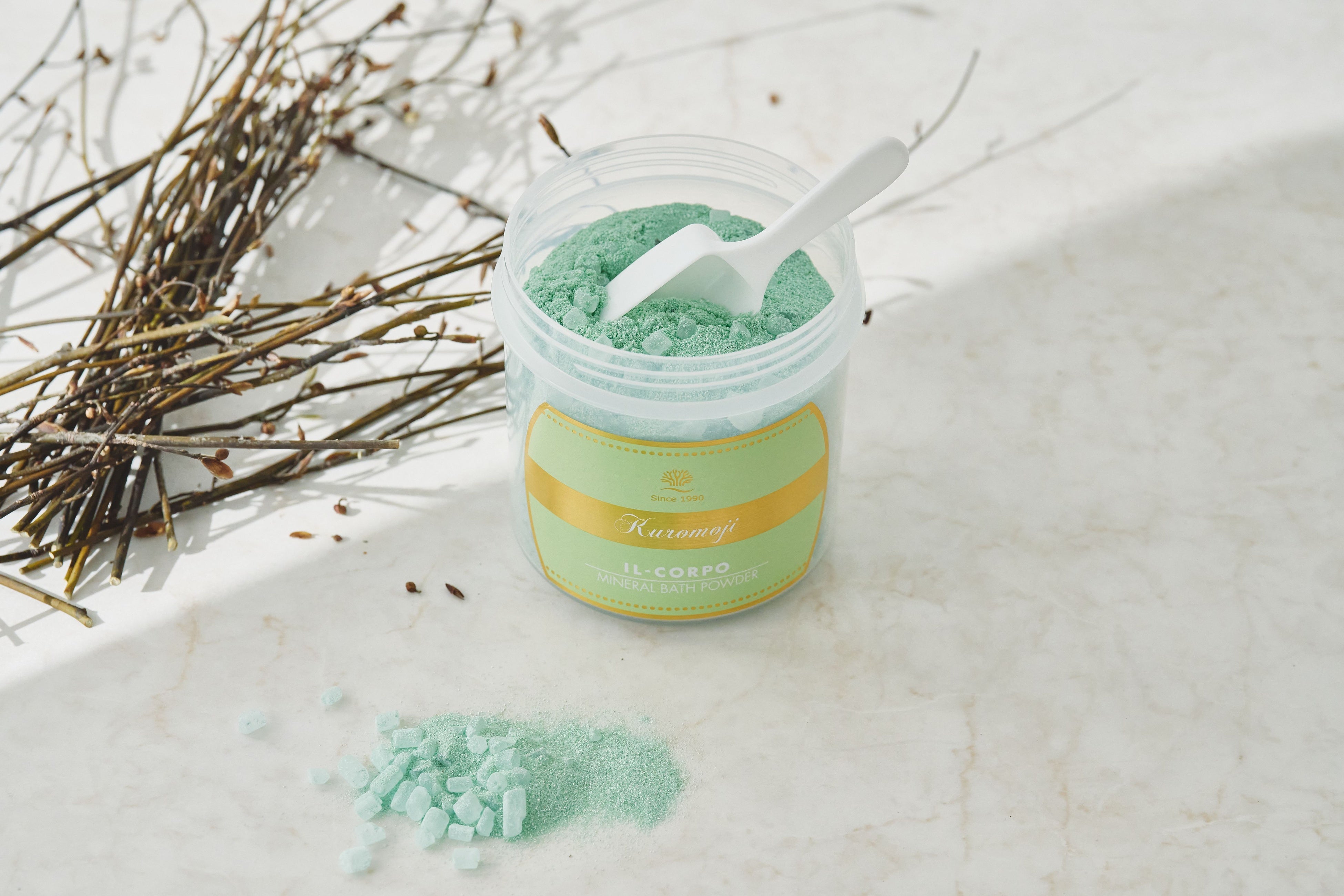 お風呂でサウナ体験が楽しめる「ミネラルバスパウダー クロモジ