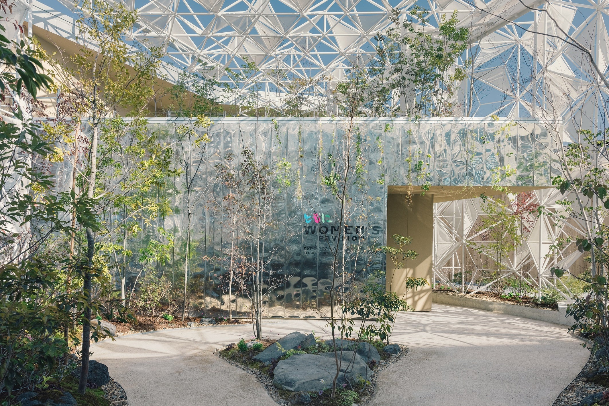 本日4/13、2025年大阪・関西万博が開幕。カルティエ、「ウーマンズ