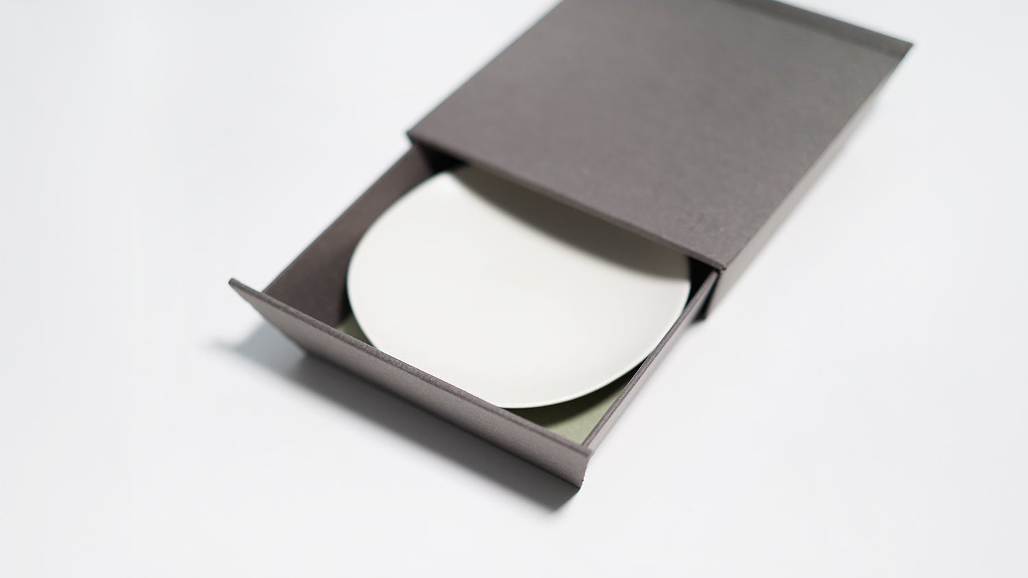 開ける瞬間にも、心躍る体験を！ 70 年以上の段ボール加工技術が生んだ