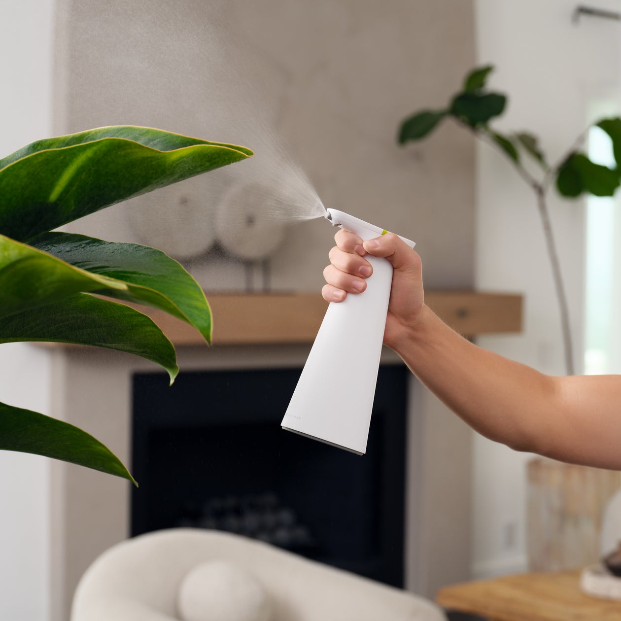 Simplehuman 日本未発売カラーのセンサーミラーを数量限定で販売。新