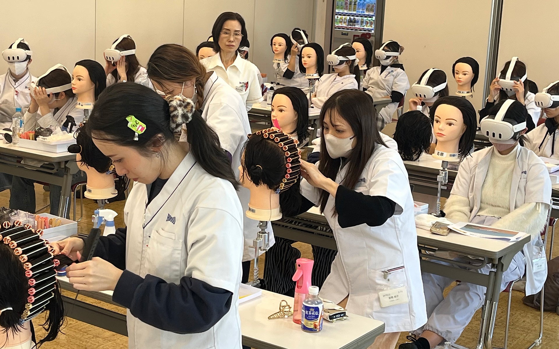 創立100周年記念プロジェクト】美容師国家試験対策のためのVR教材を