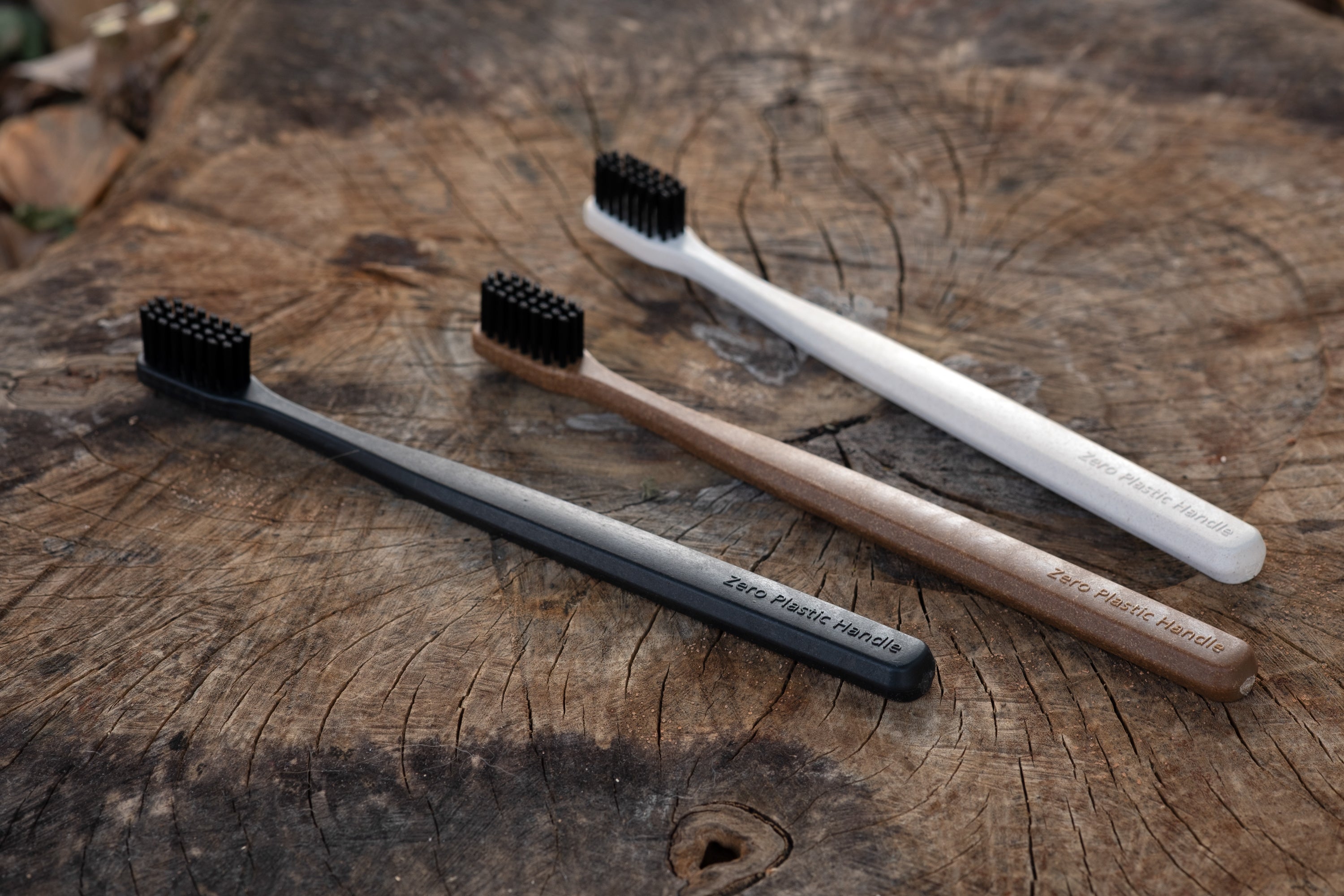 プラスチックゼロ、間伐材から生まれた次世代成形素材の歯ブラシを